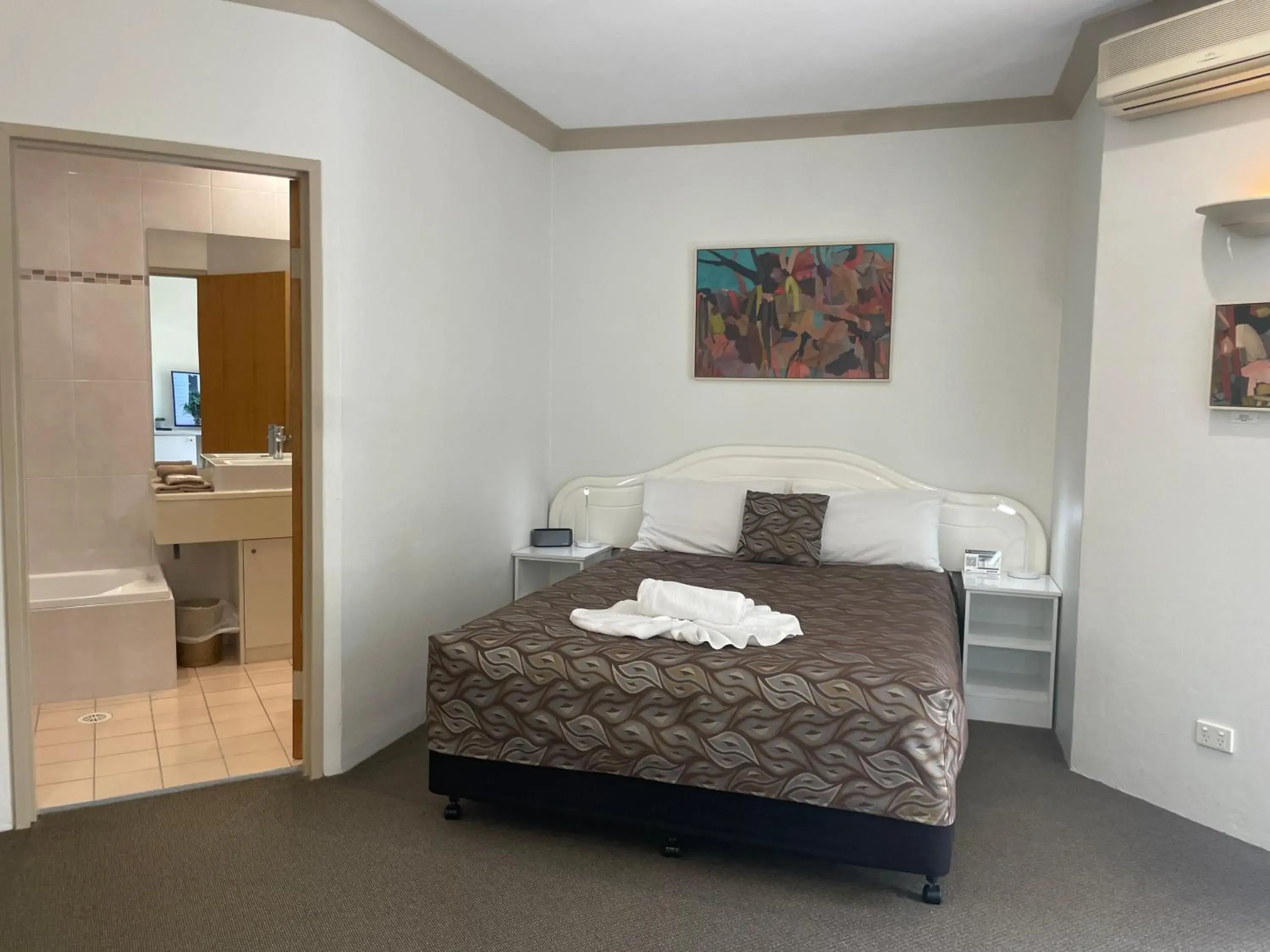 Queen Room with Balcony in Oasis Inn Ulladulla - Welcoming Guests 18 Years and Older Queen Room with Balcony in Oasis Inn Ulladulla - Welcoming Guests 18 Years and Older