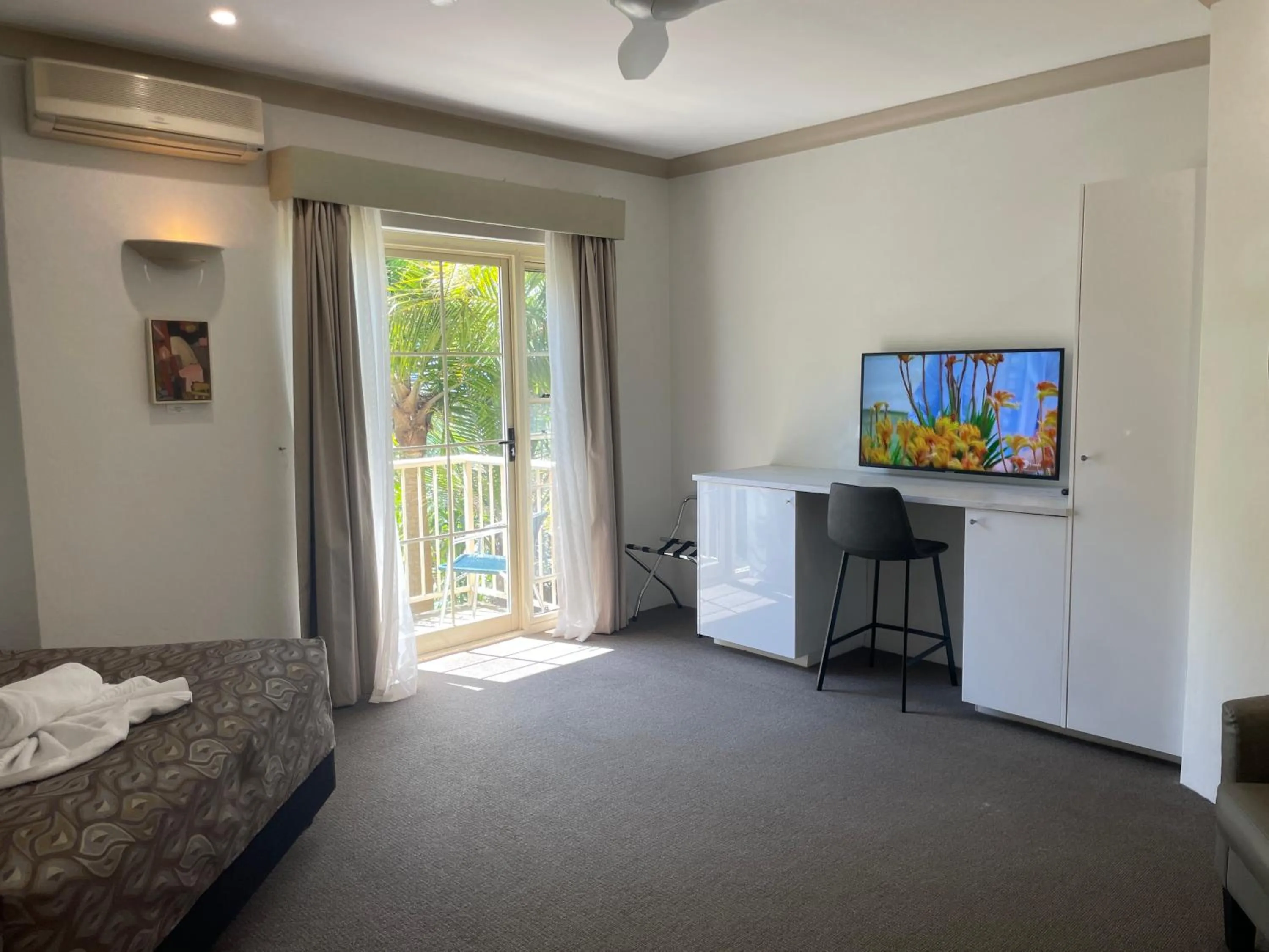 Evening entertainment, Bed in Oasis Inn Ulladulla - Welcoming Guests 18 Years and Older