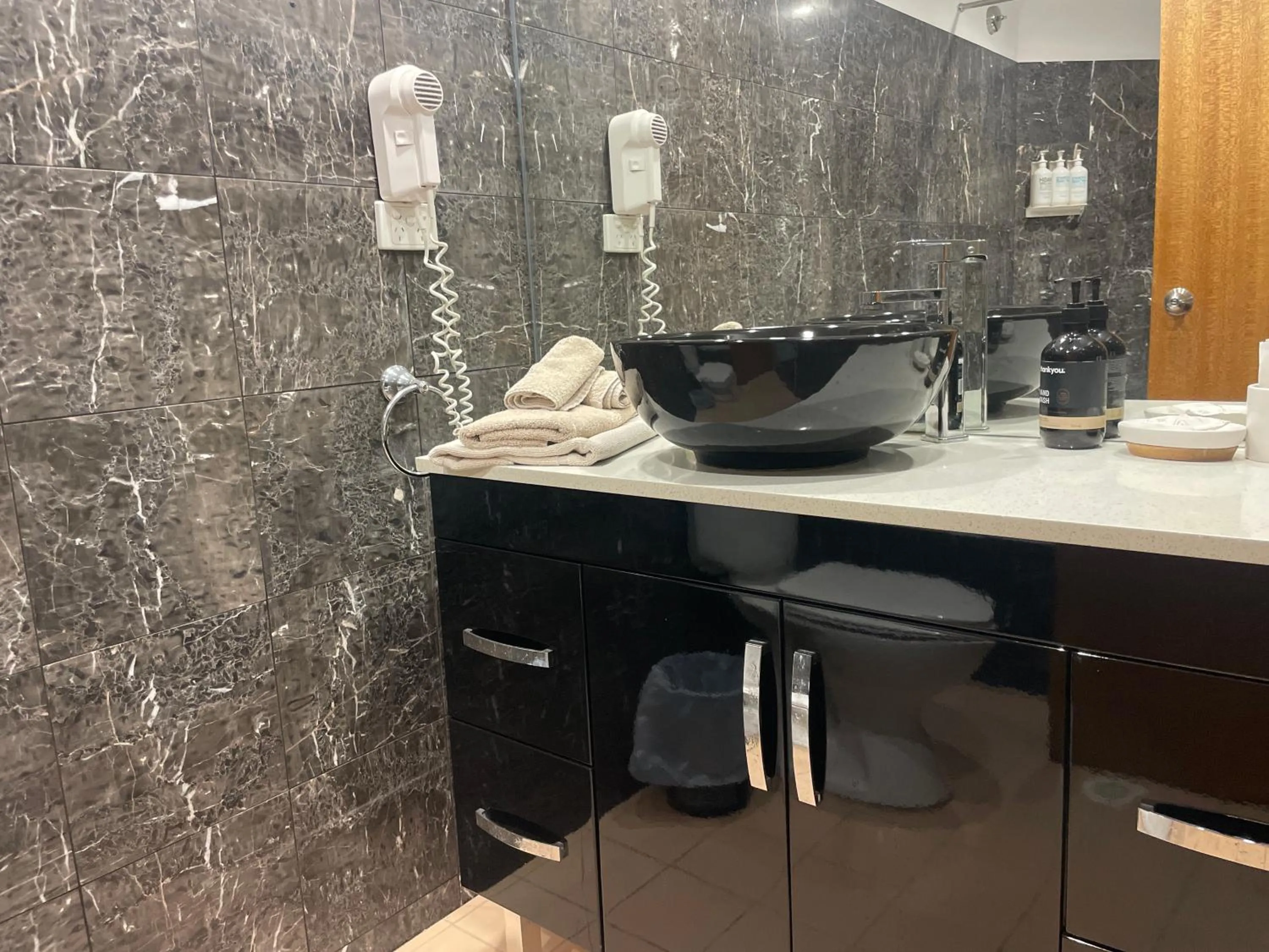 Bathroom in Oasis Inn Ulladulla - Welcoming Guests 18 Years and Older