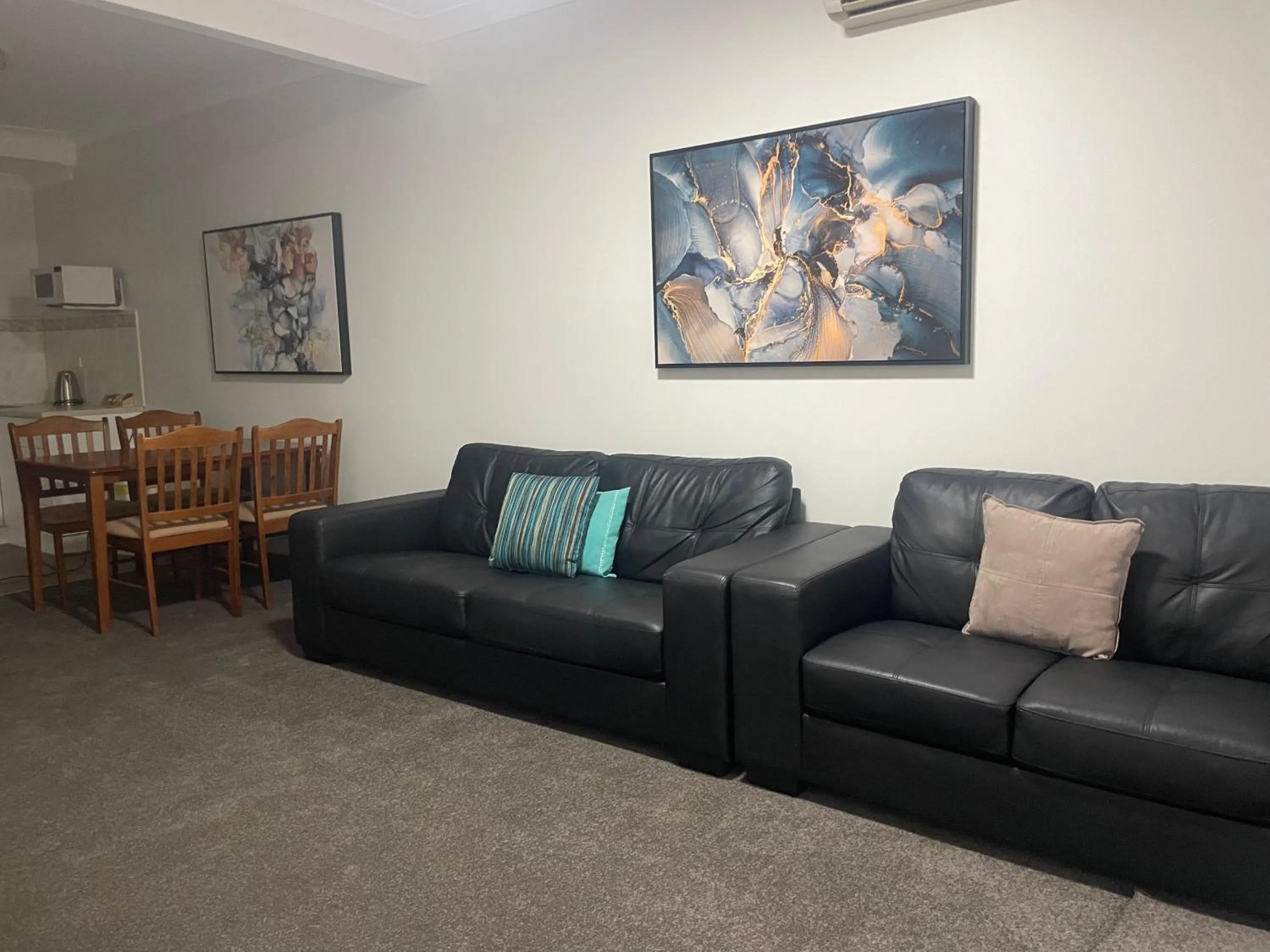 Living room in Oasis Inn Ulladulla - Welcoming Guests 18 Years and Older