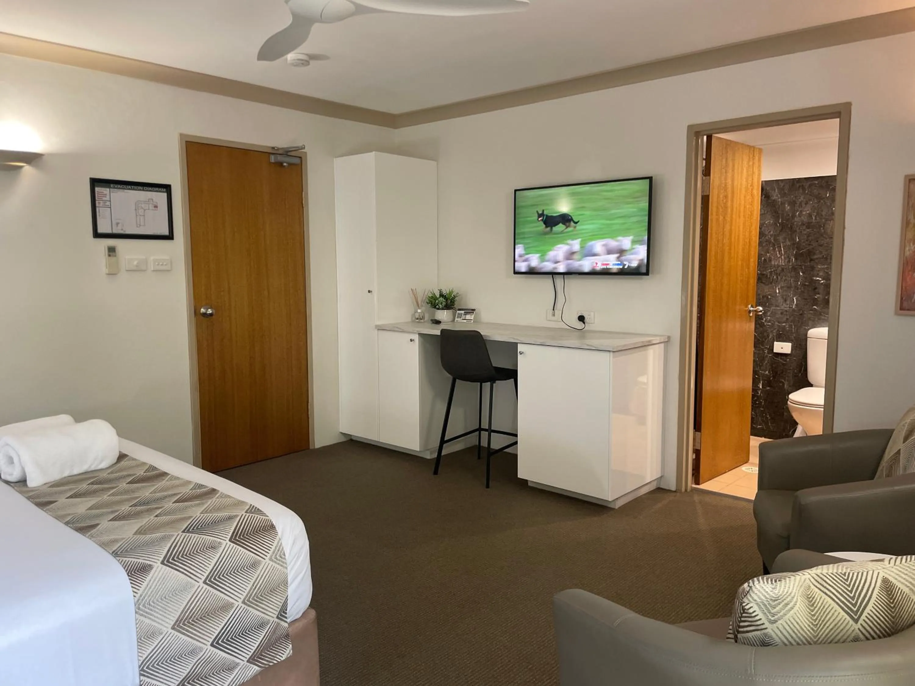 TV and multimedia, Bed in Oasis Inn Ulladulla - Welcoming Guests 18 Years and Older