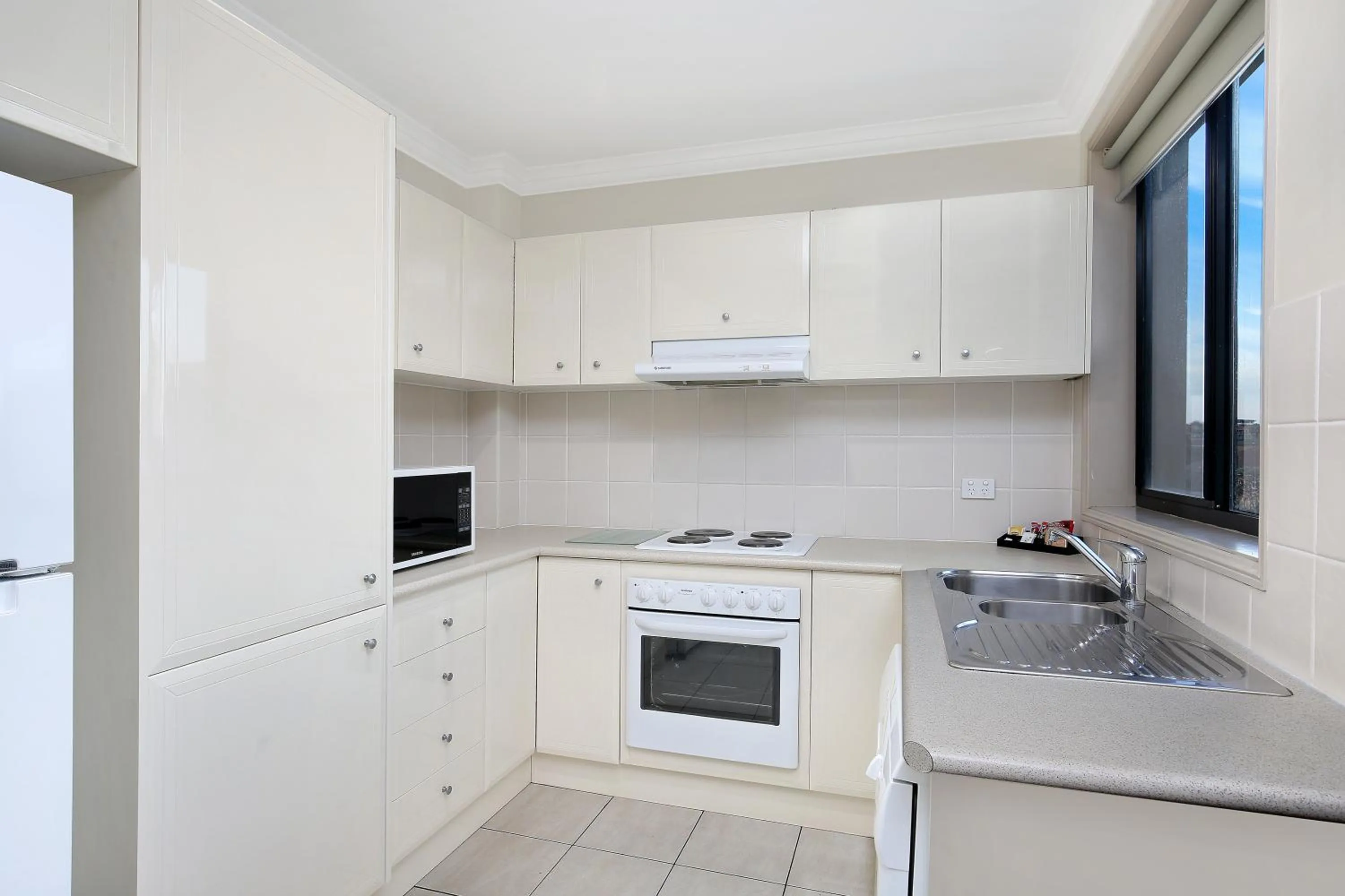 Kitchen or kitchenette in Wollongong Serviced Apartments