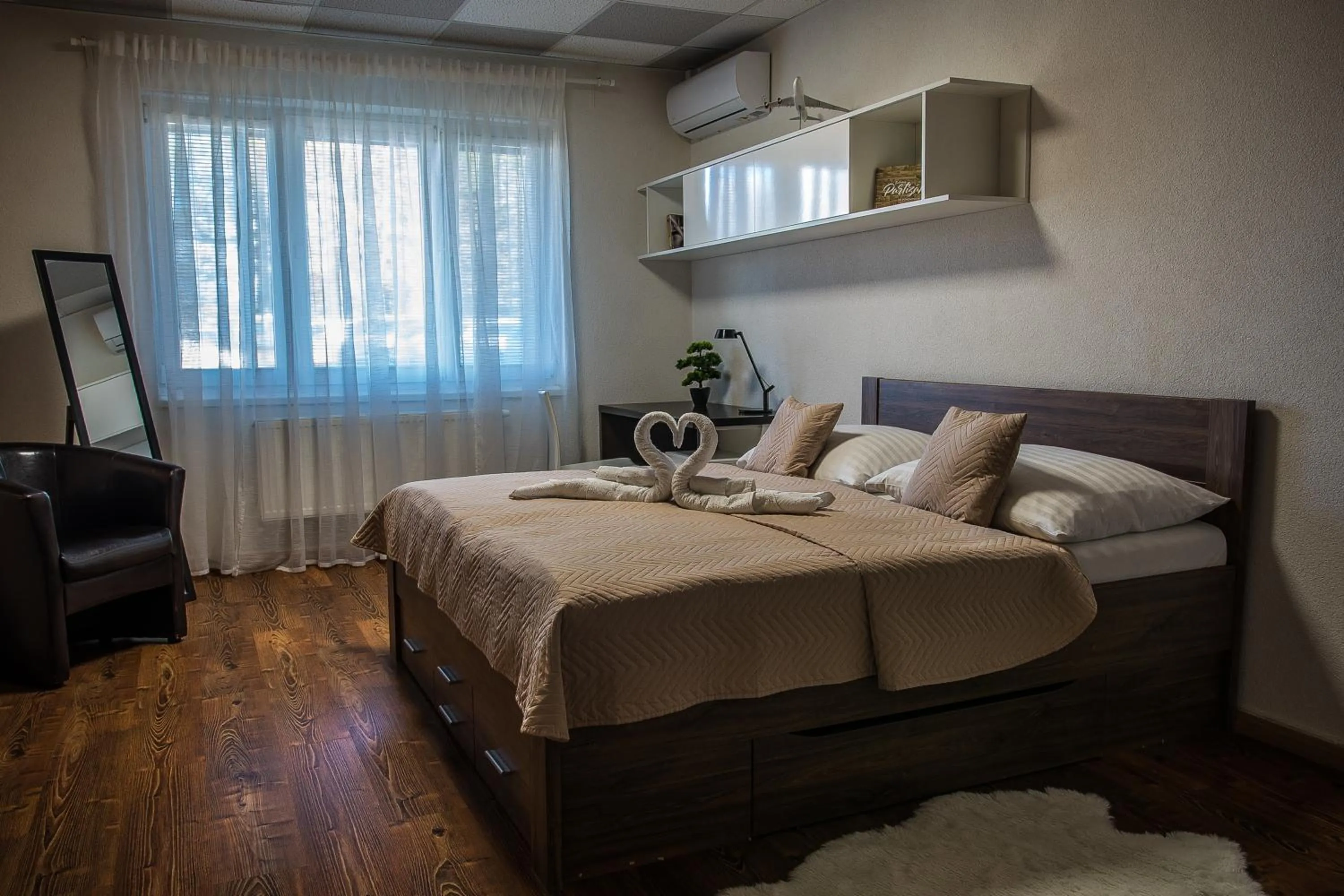 Photo of the whole room, Bed in AeroCafe