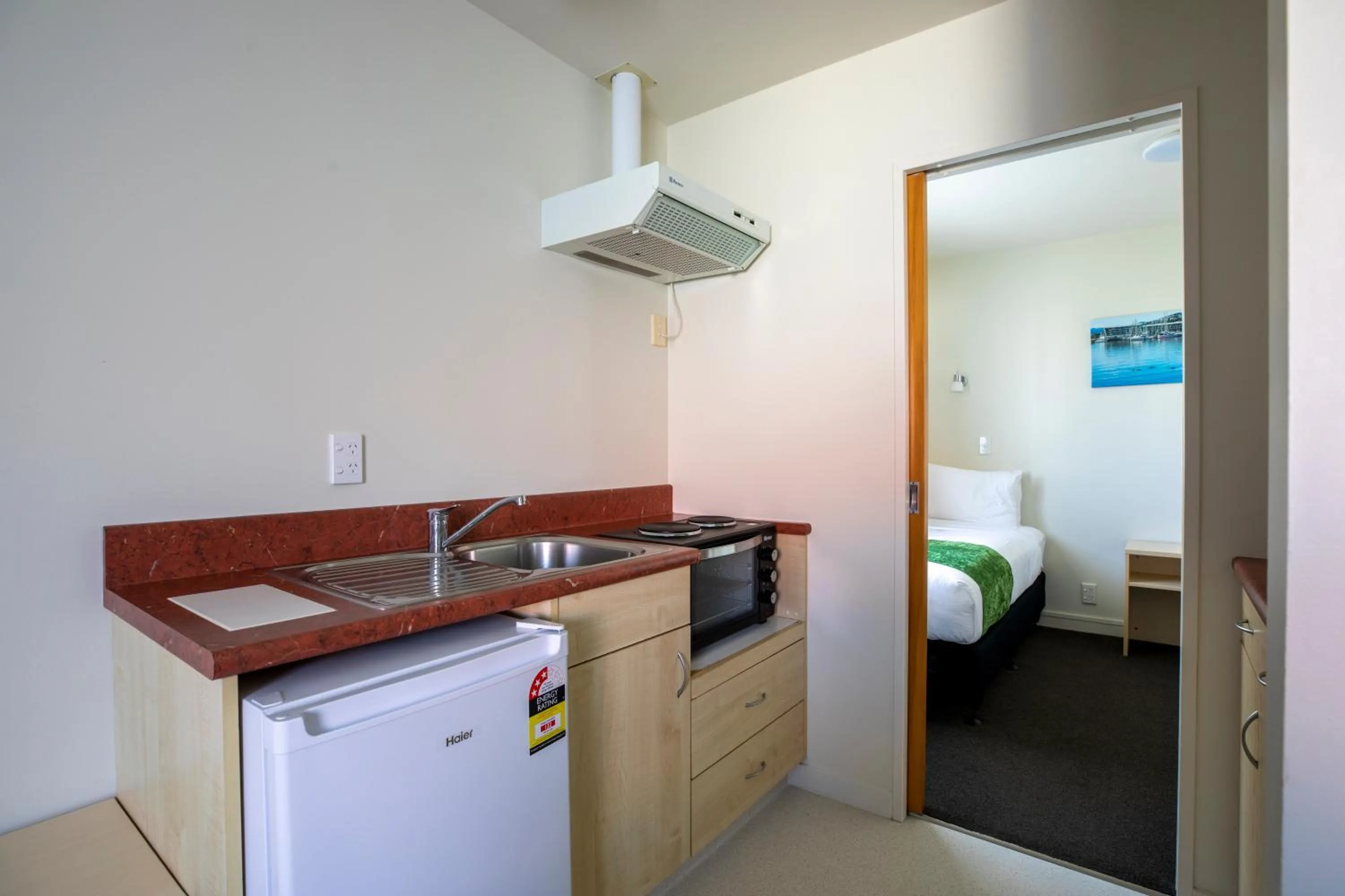 Kitchen or kitchenette in Bella Vista Motel Wellington