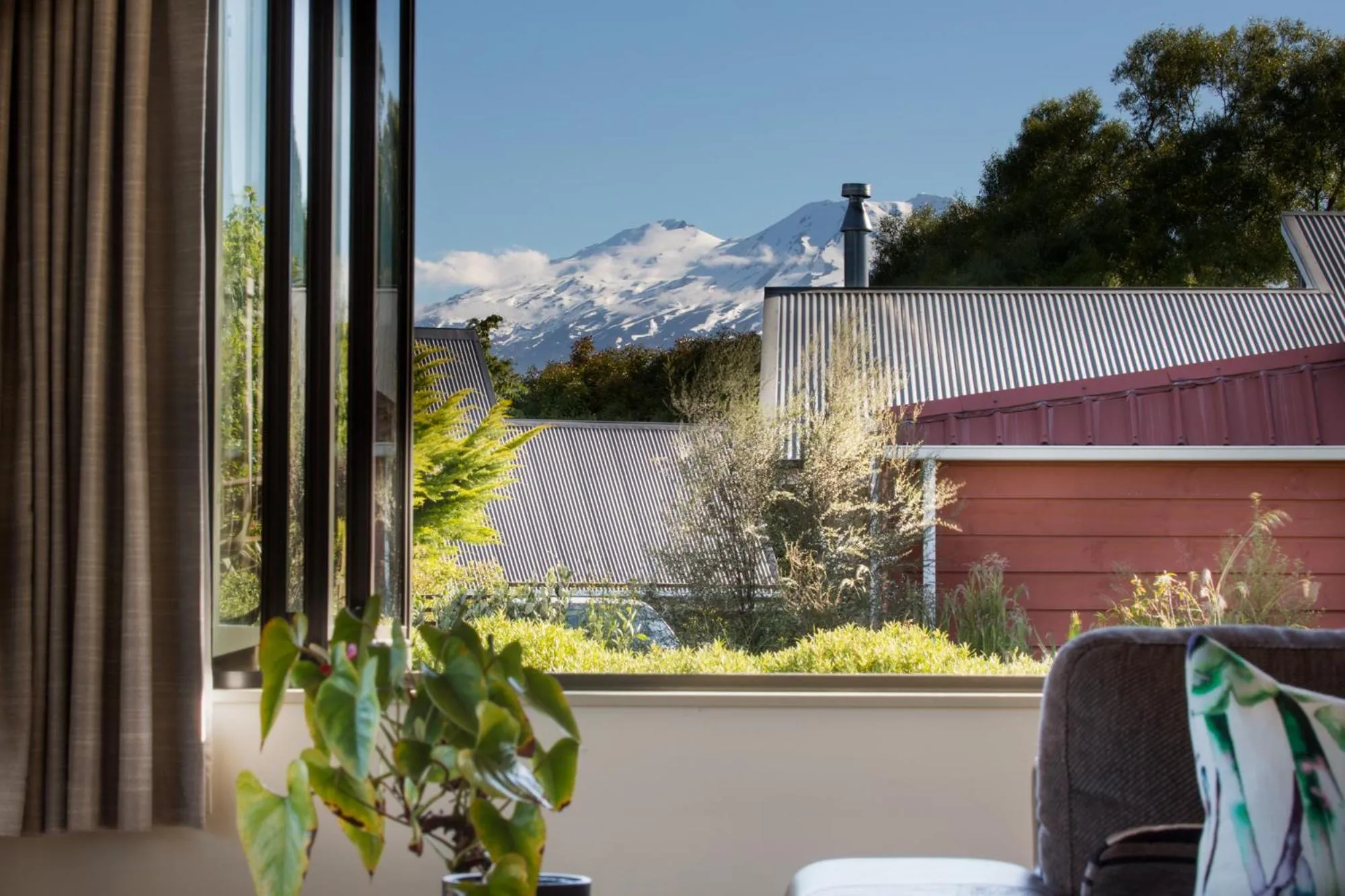 Communal lounge/ TV room in Manuka Lodge B&B