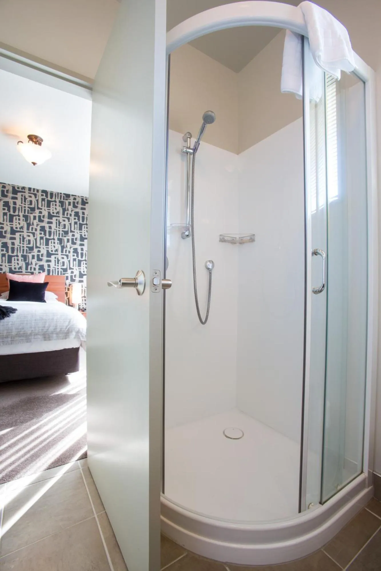 Shower, Bed in Manuka Lodge B&B
