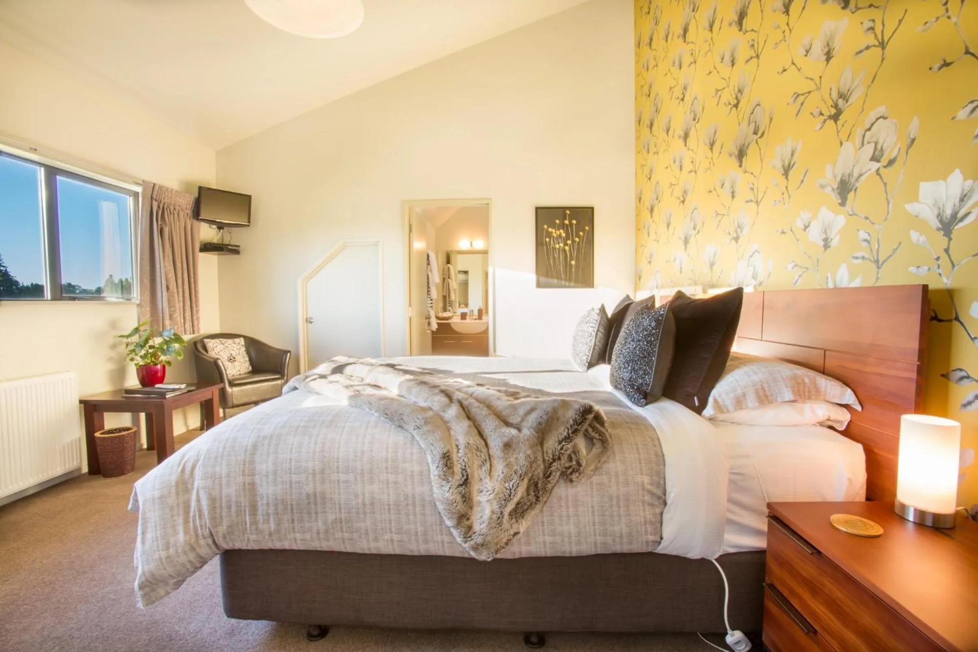 Garden view, Bed in Manuka Lodge B&B