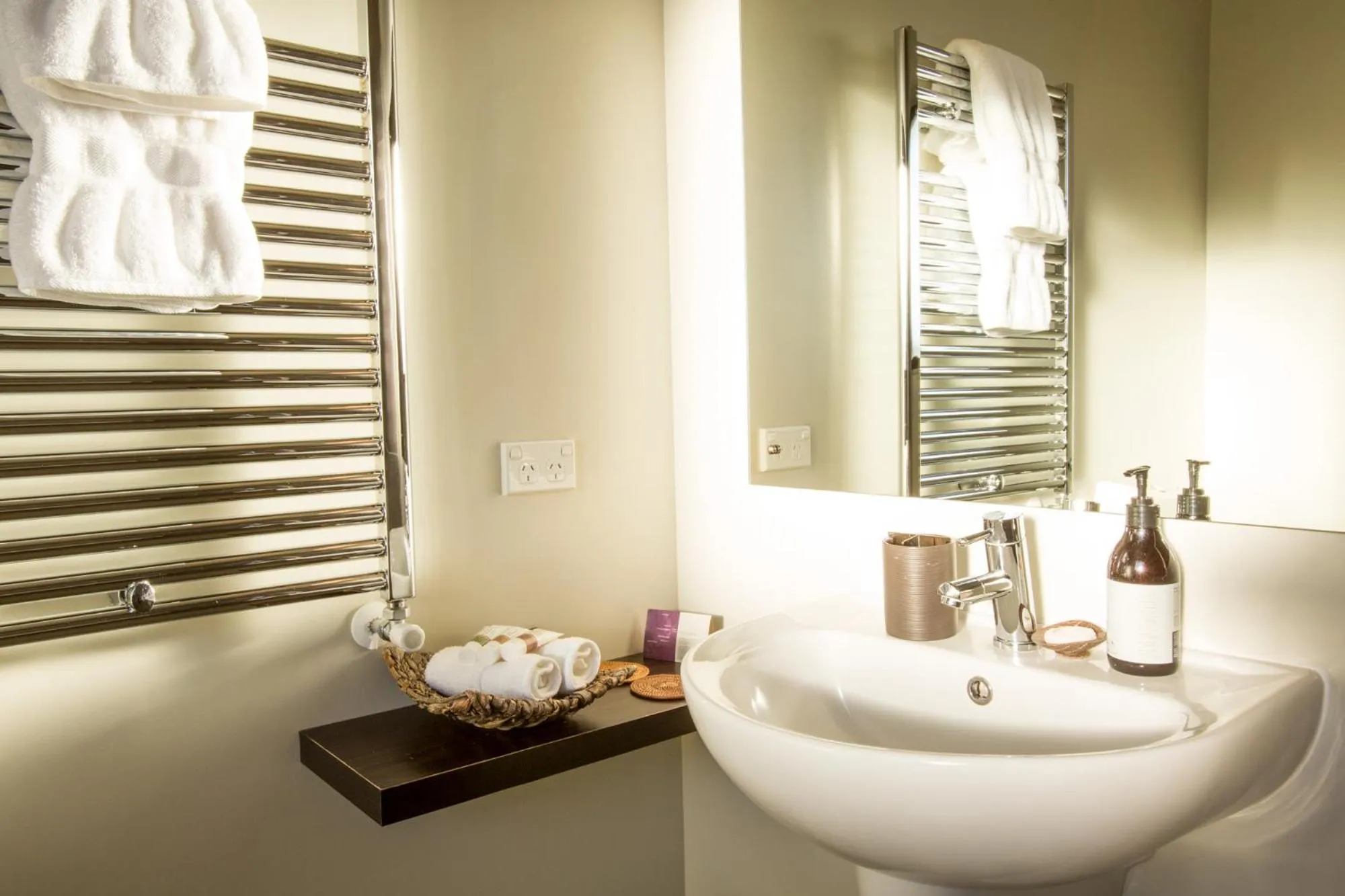 Bathroom in Manuka Lodge B&B