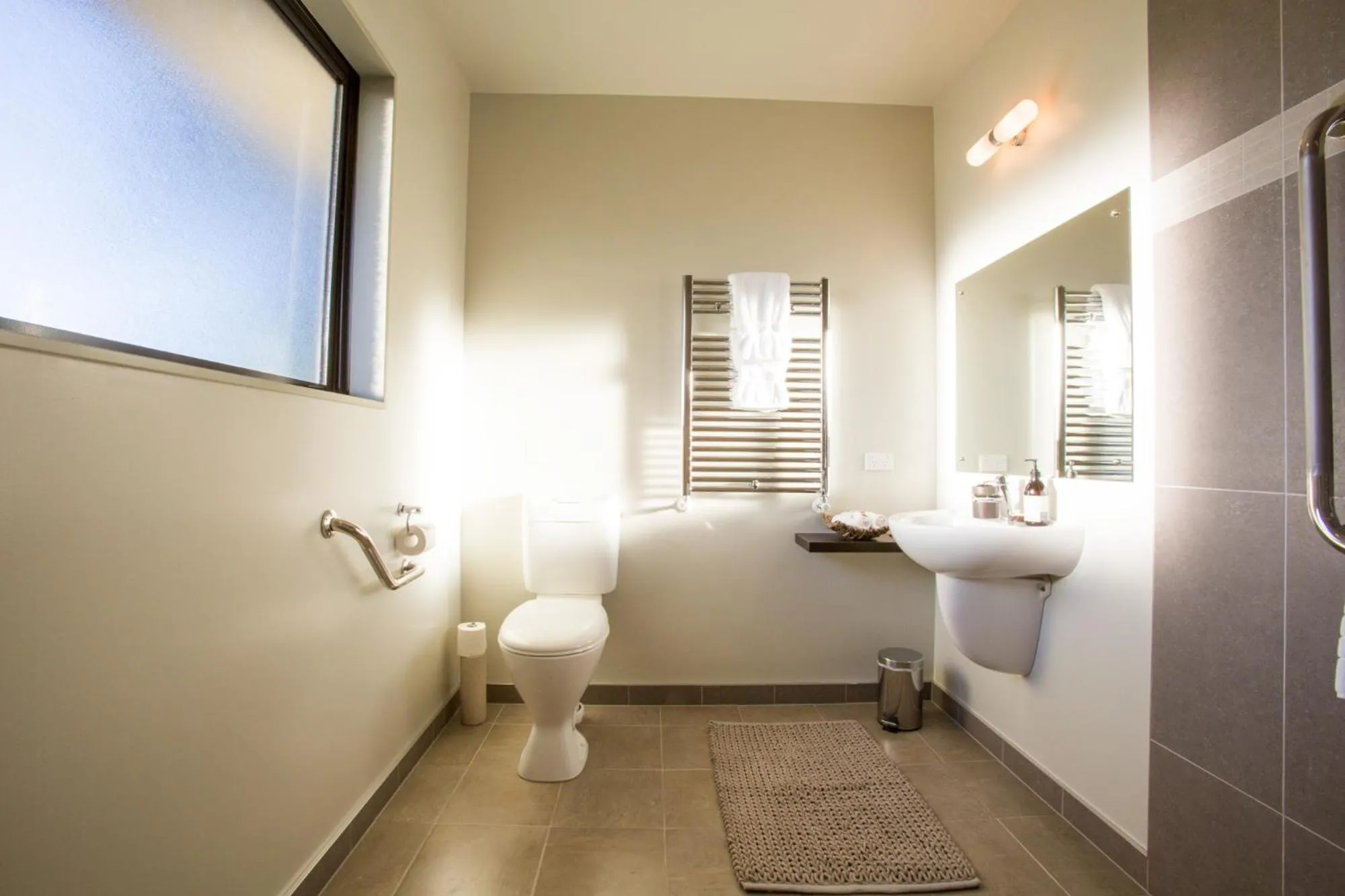 Bathroom, Bed in Manuka Lodge B&B