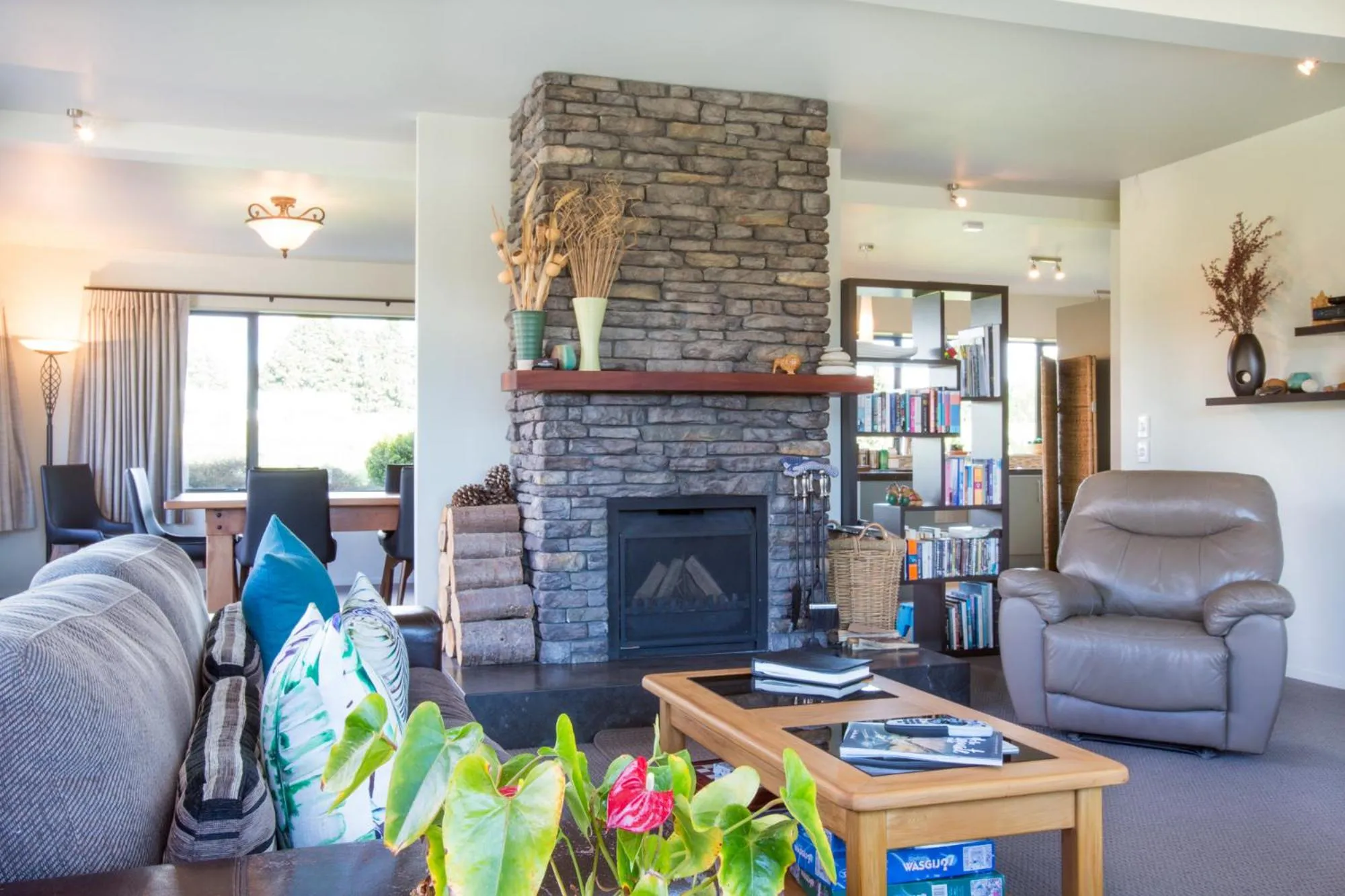 Communal lounge/ TV room in Manuka Lodge B&B