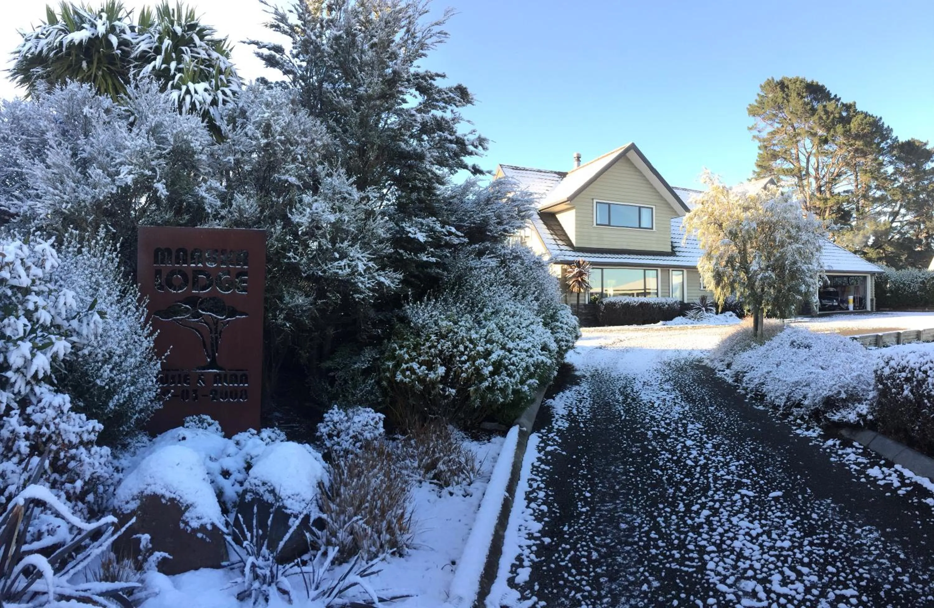 Property building in Manuka Lodge B&B