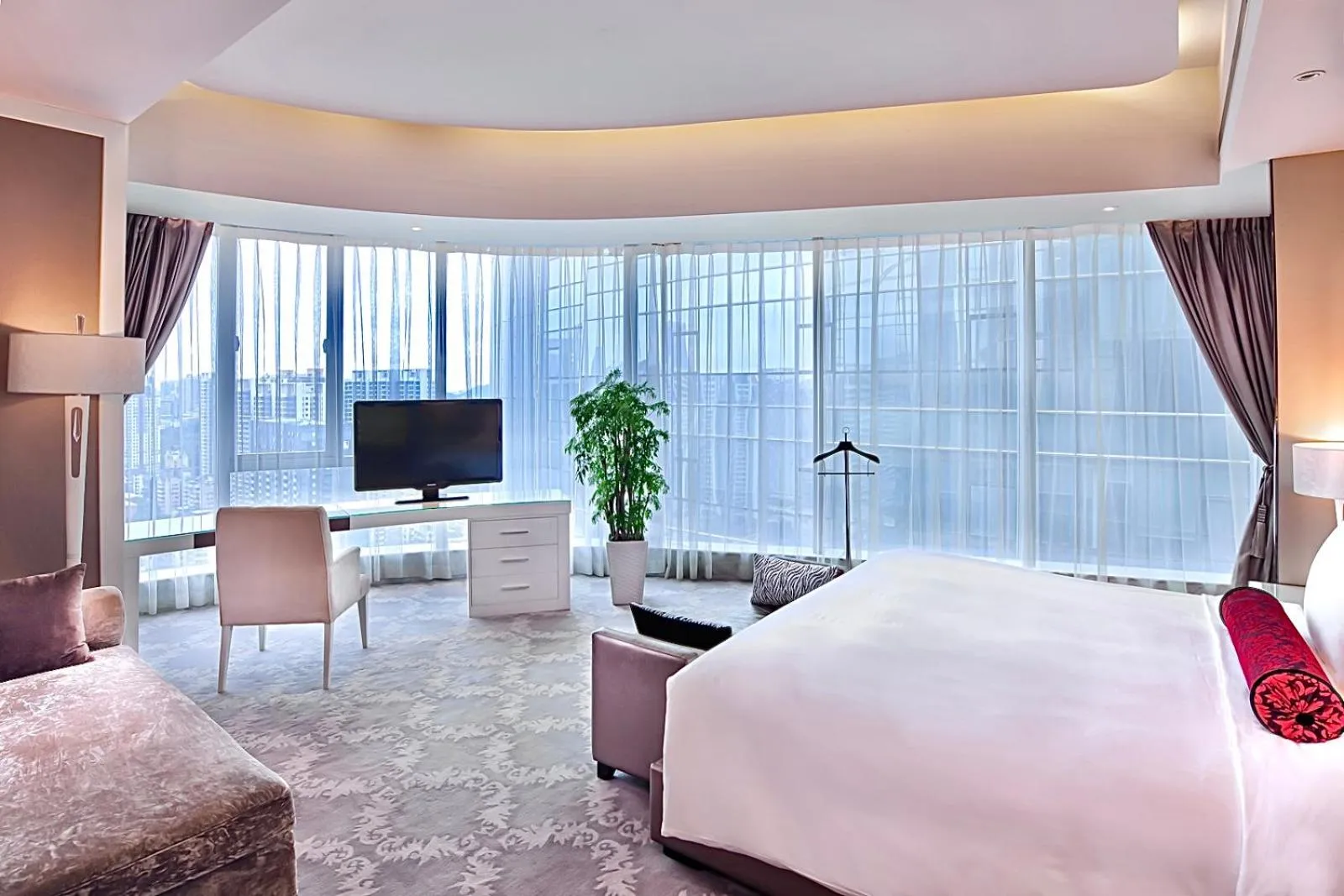 Bed in Sofitel Guangzhou Sunrich