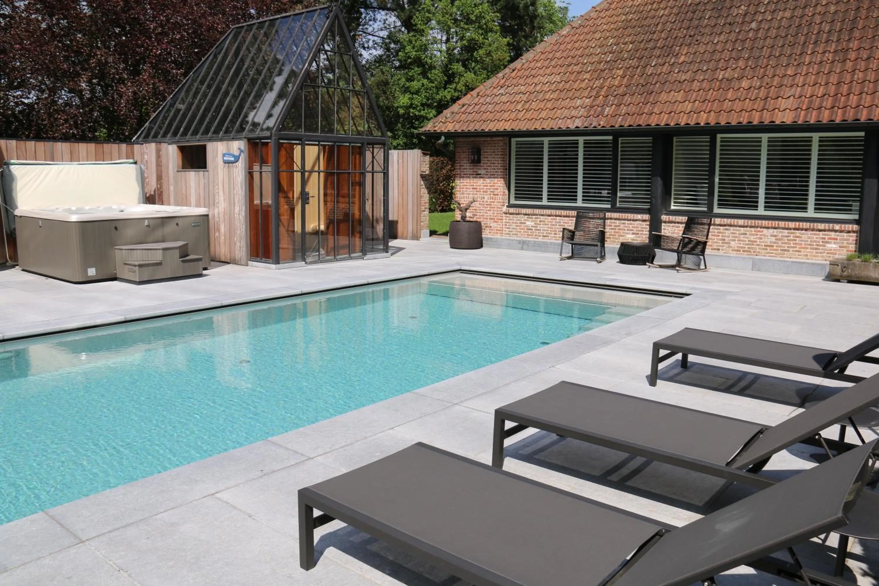 Swimming pool in Hof Van Volmersele - Luxury B&B