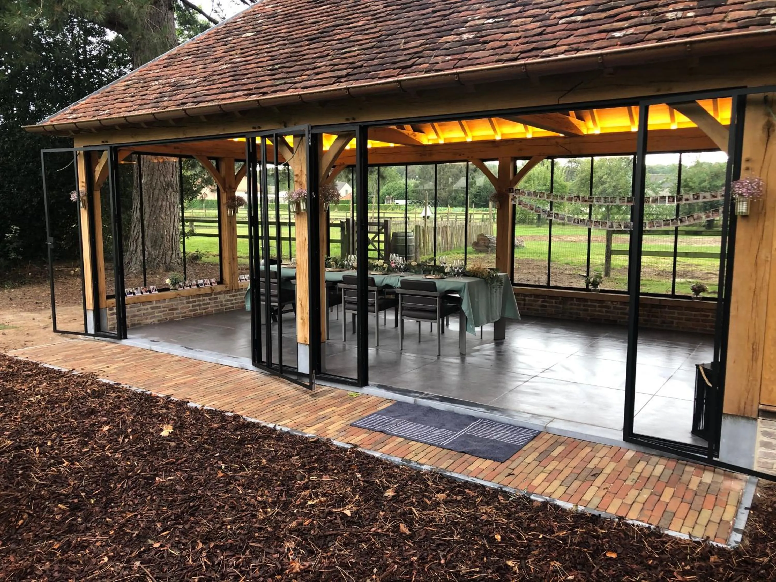 Patio in Hof Van Volmersele - Luxury B&B