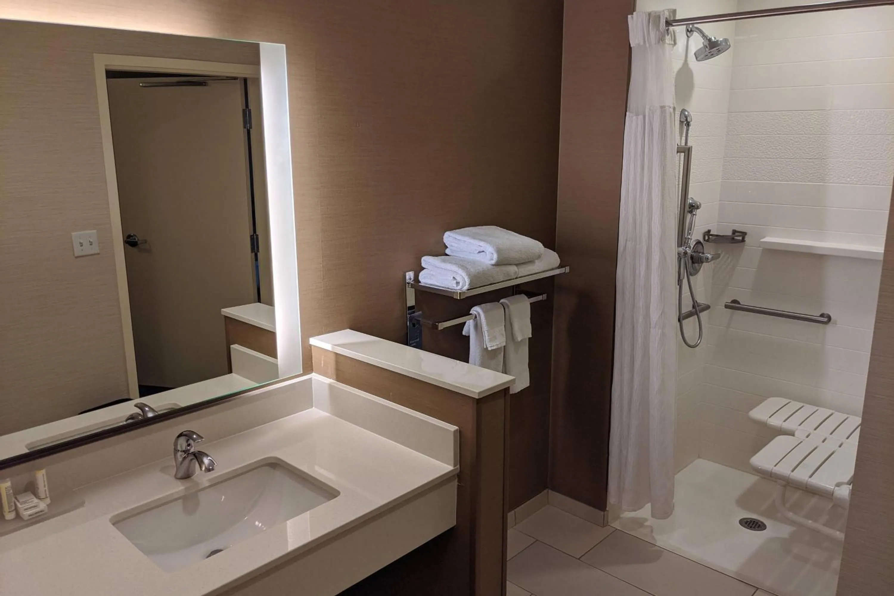 Bathroom in Fairfield Inn & Suites by Marriott Phoenix Tempe/Airport