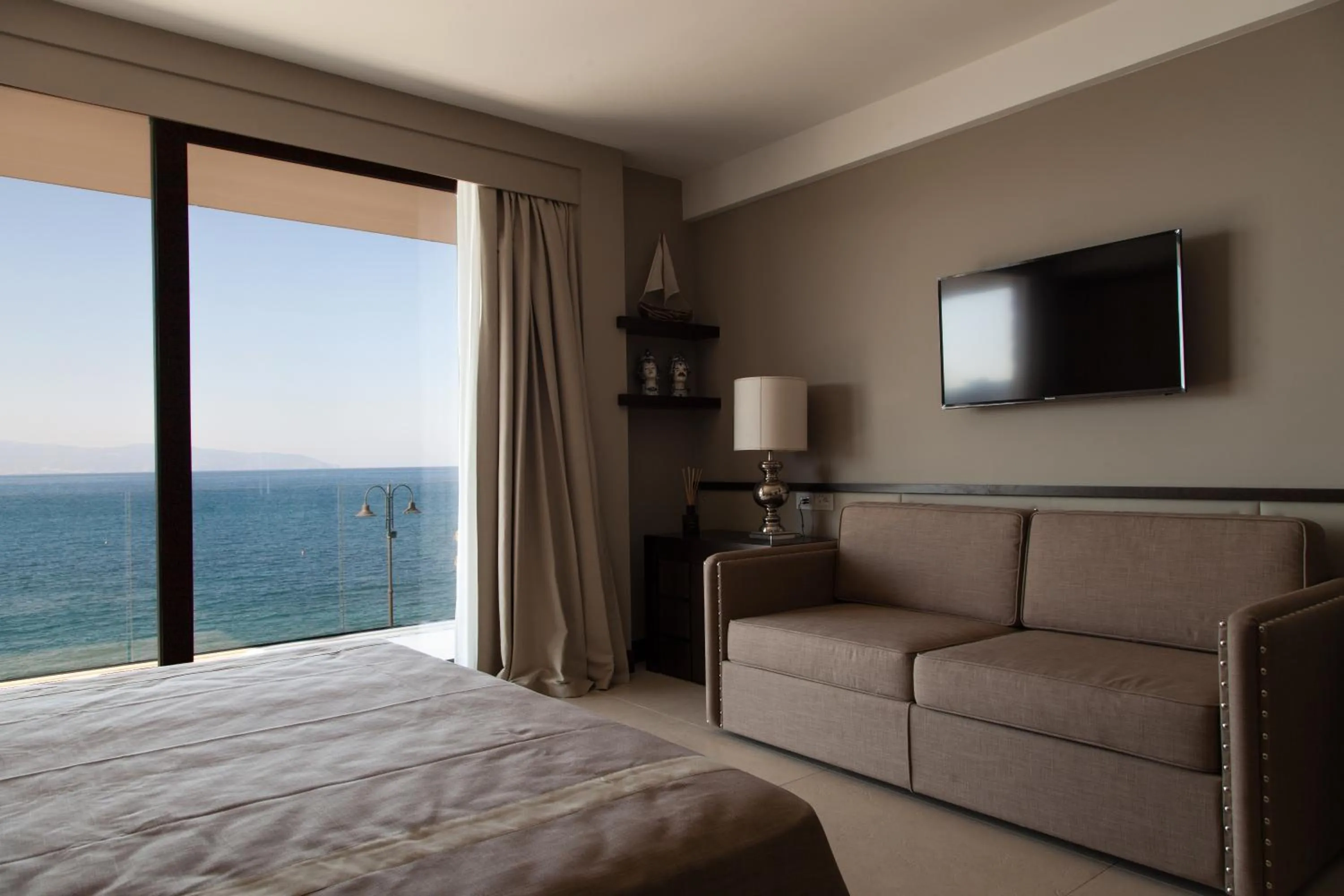 Balcony/Terrace, Bed in Ngonia Bay Boutique Hotel