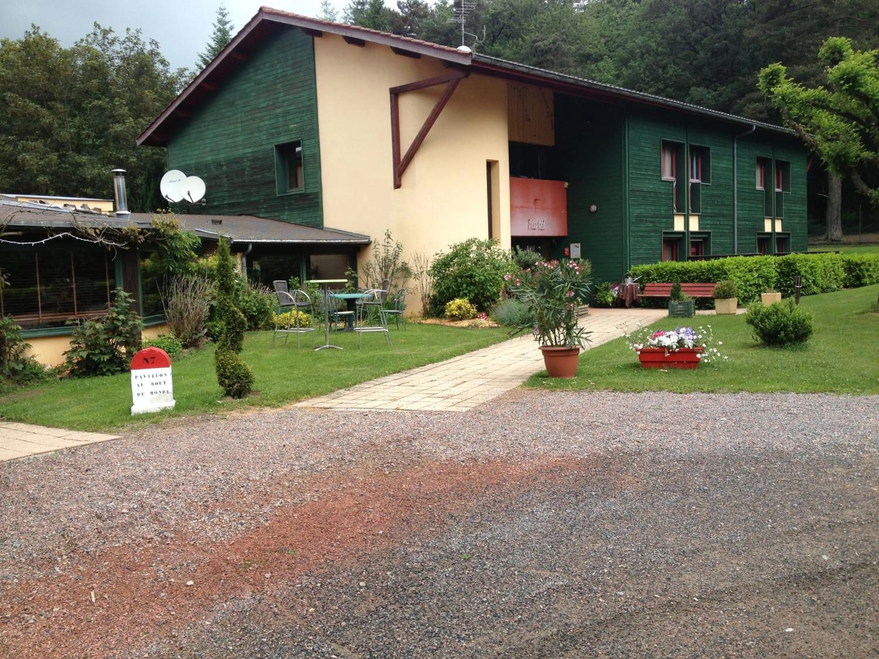 Facade/entrance in Le Pavillon