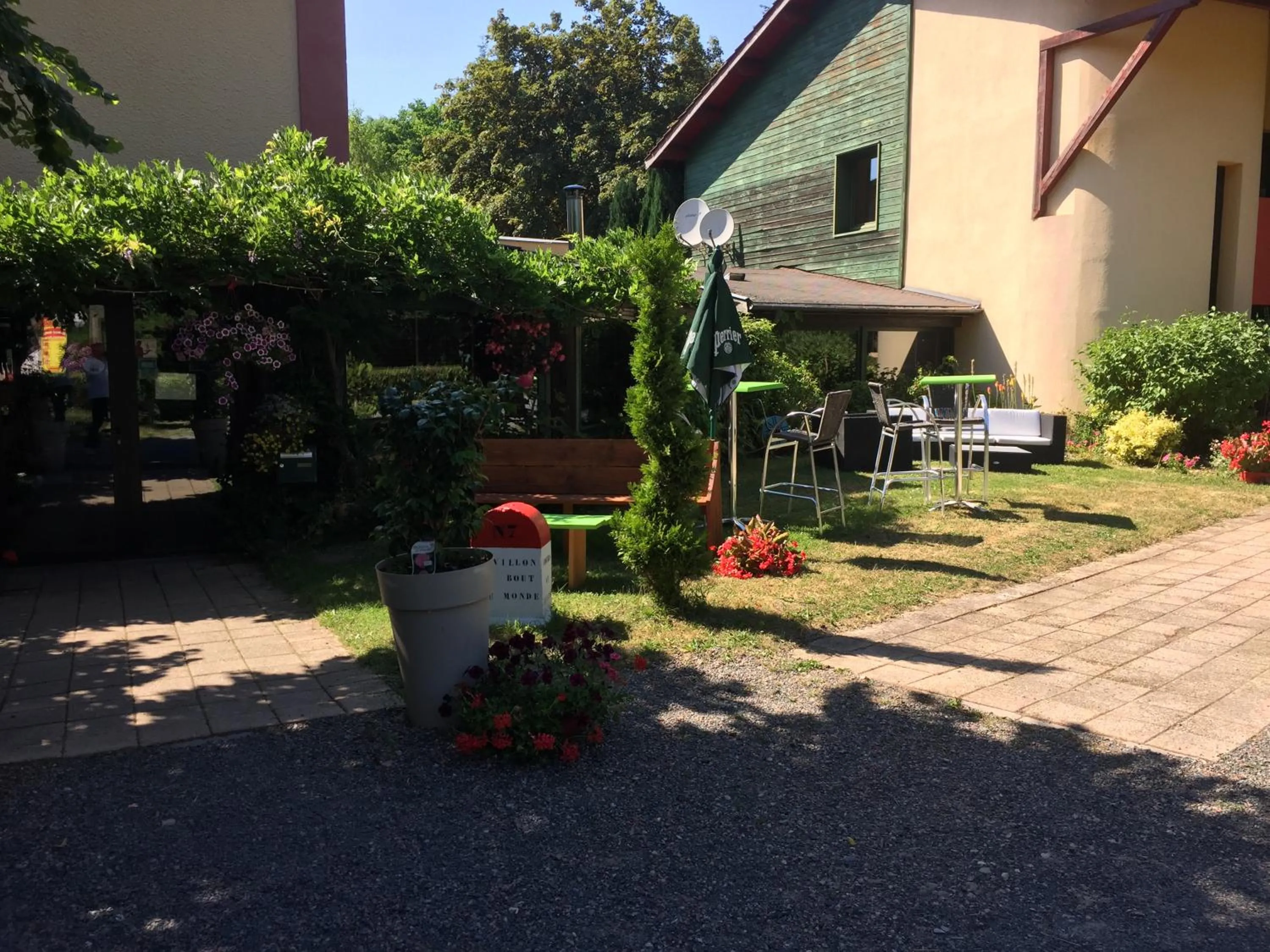 Facade/entrance in Le Pavillon