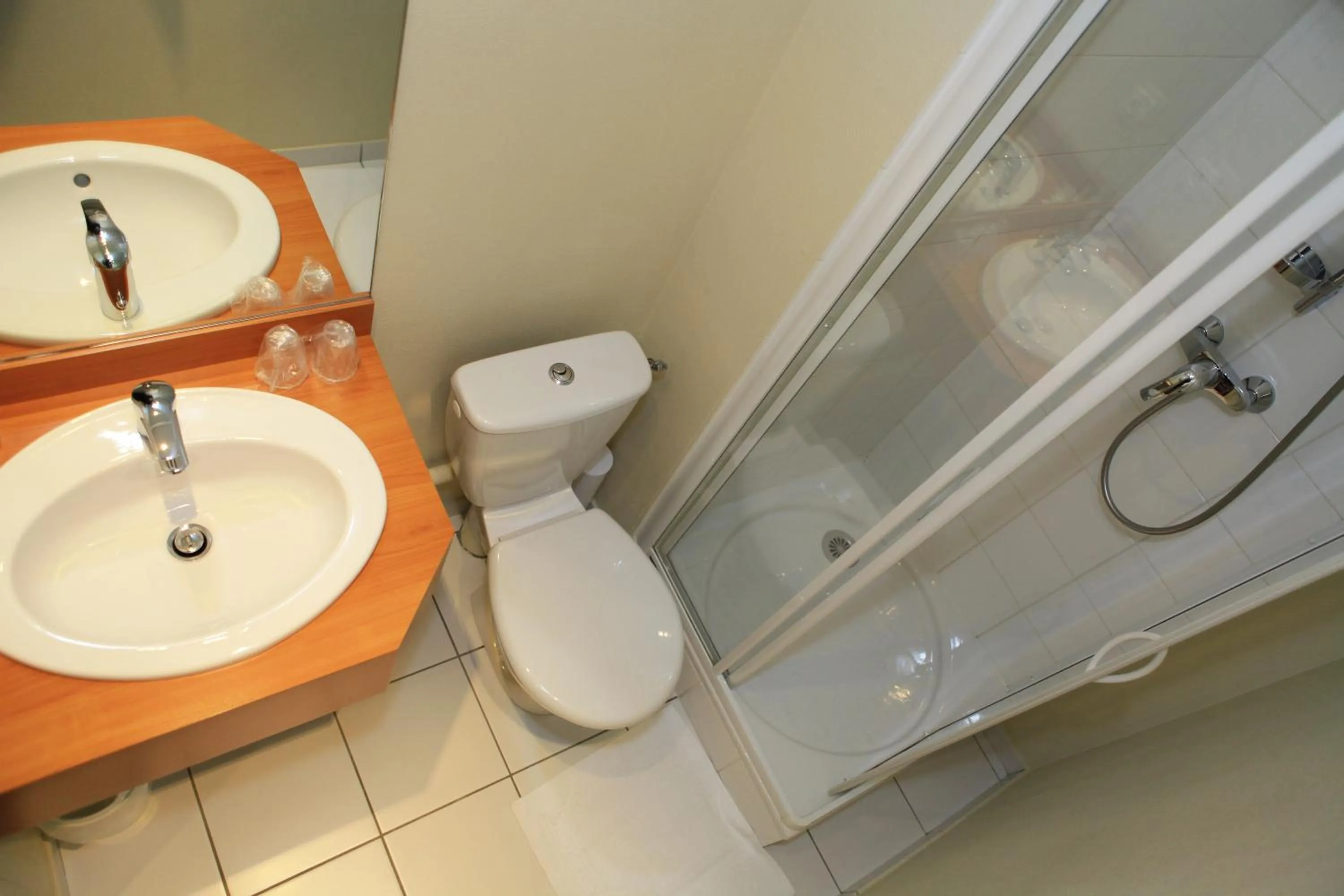 Shower in La Consigne Caen Gare SNCF Centre