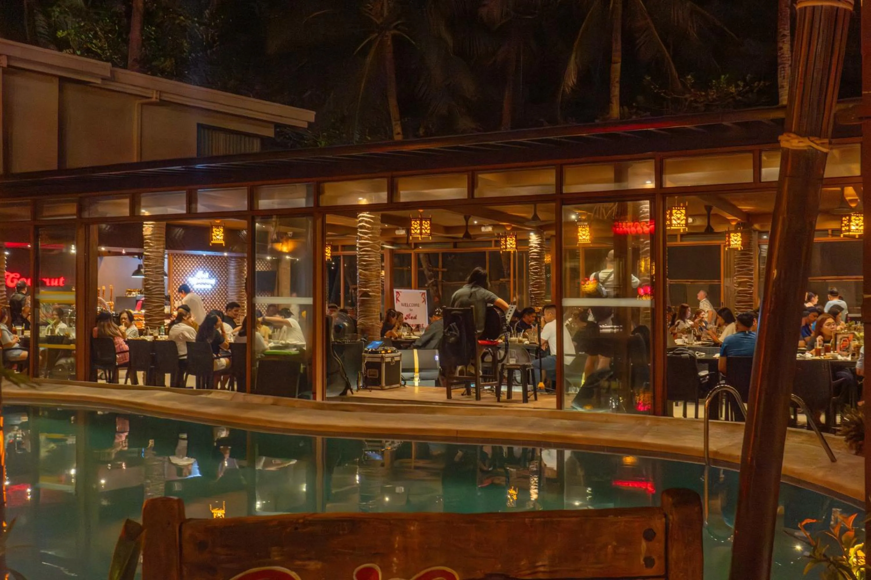 Restaurant/places to eat in Red Coconut Beach Hotel Boracay