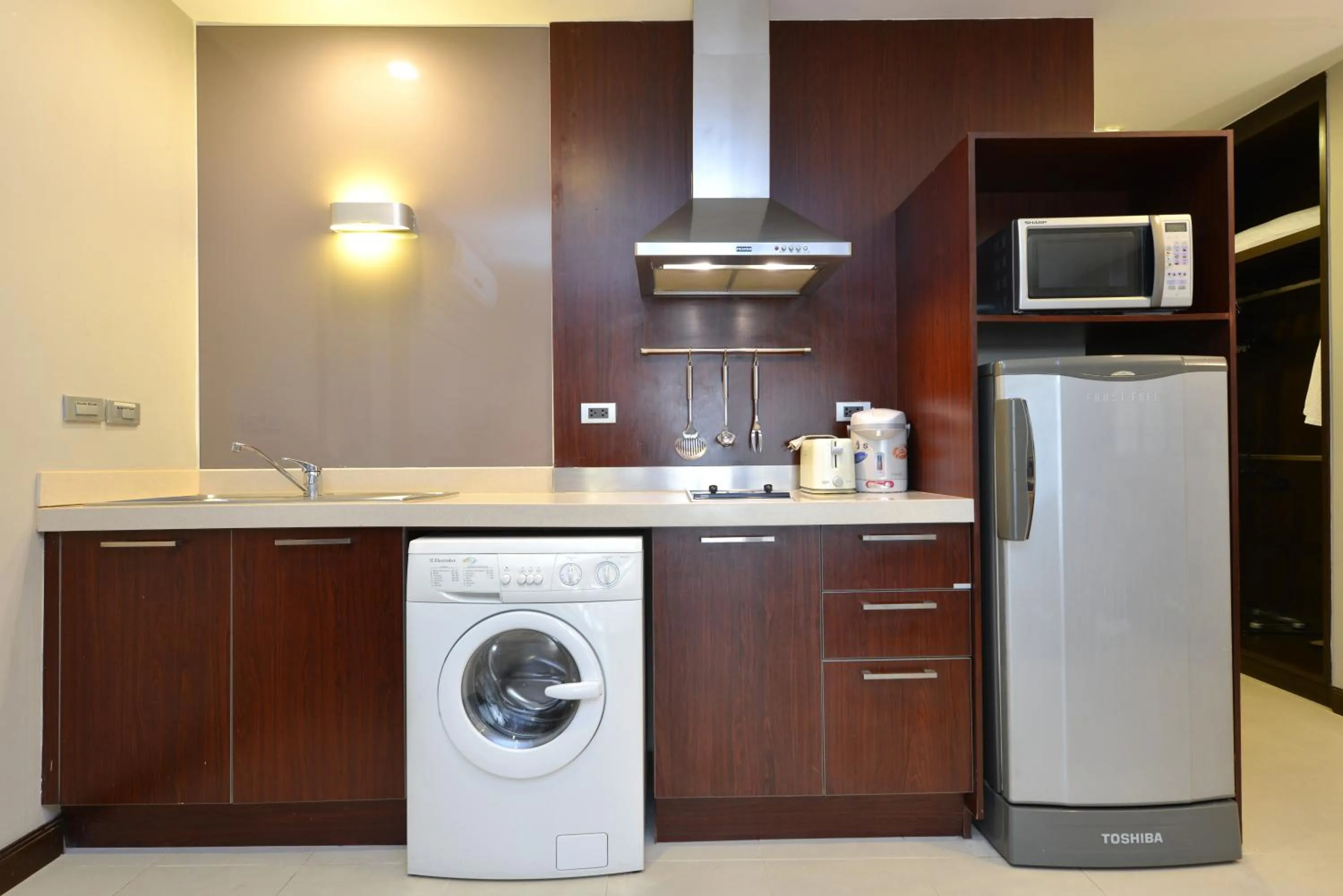 microwave in Grand Mercure Bangkok Asoke Residence