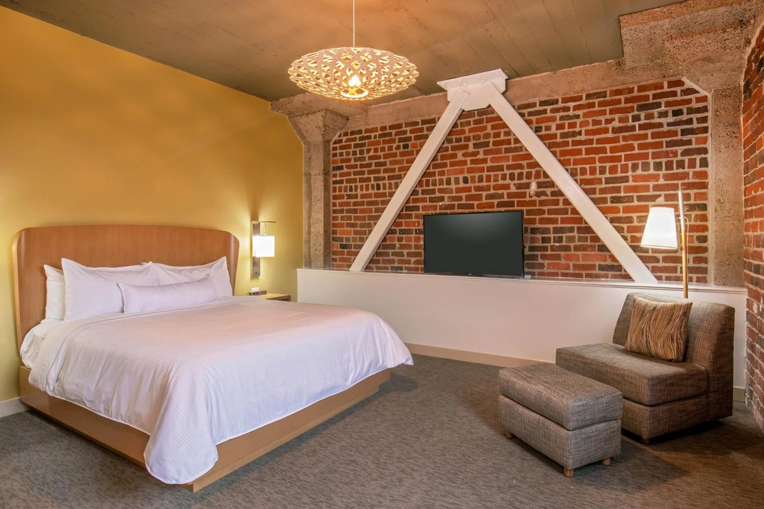 Photo of the whole room, Bed in Element Moline