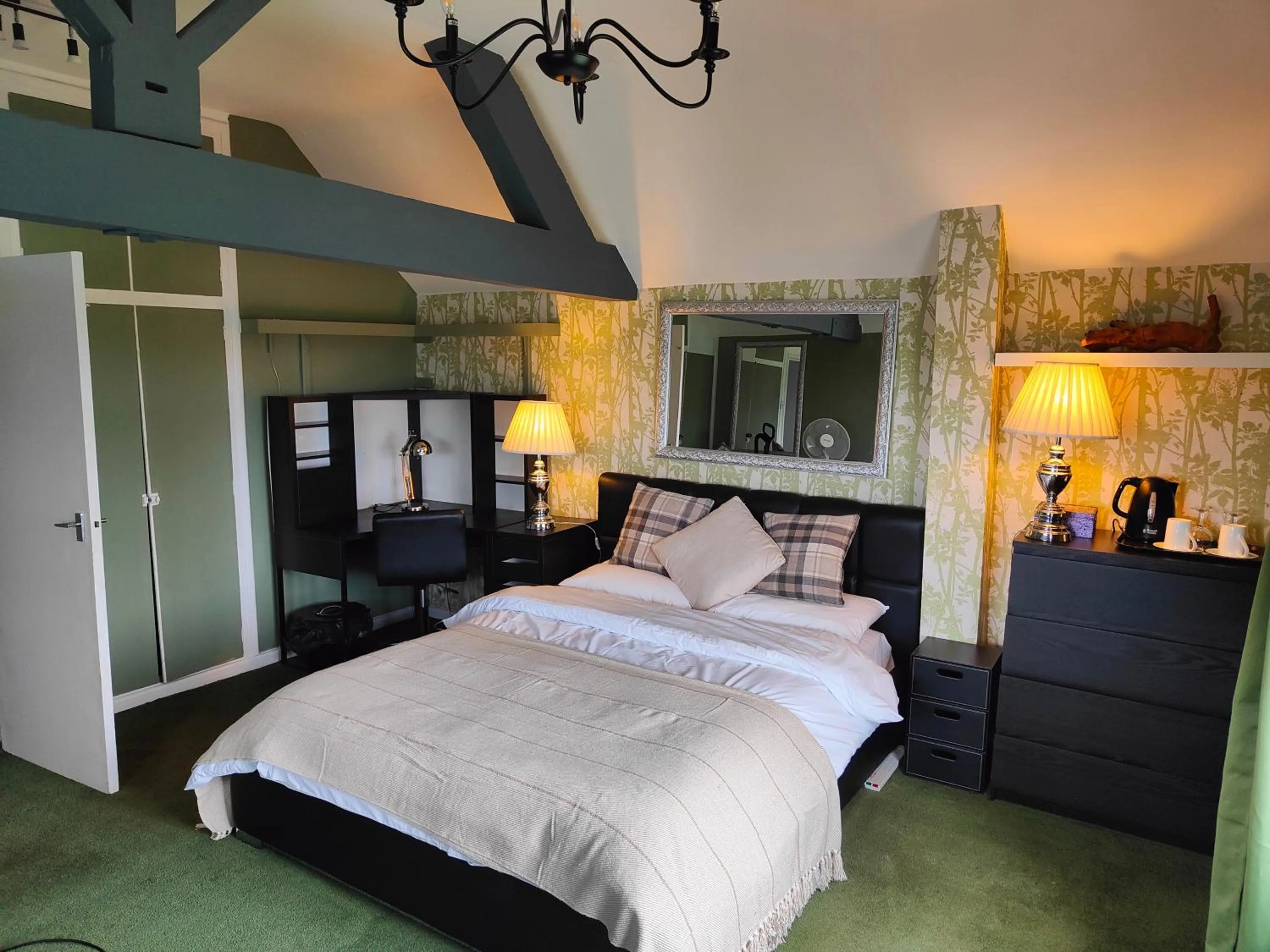 Bedroom, Bed in Mackworth House Farm