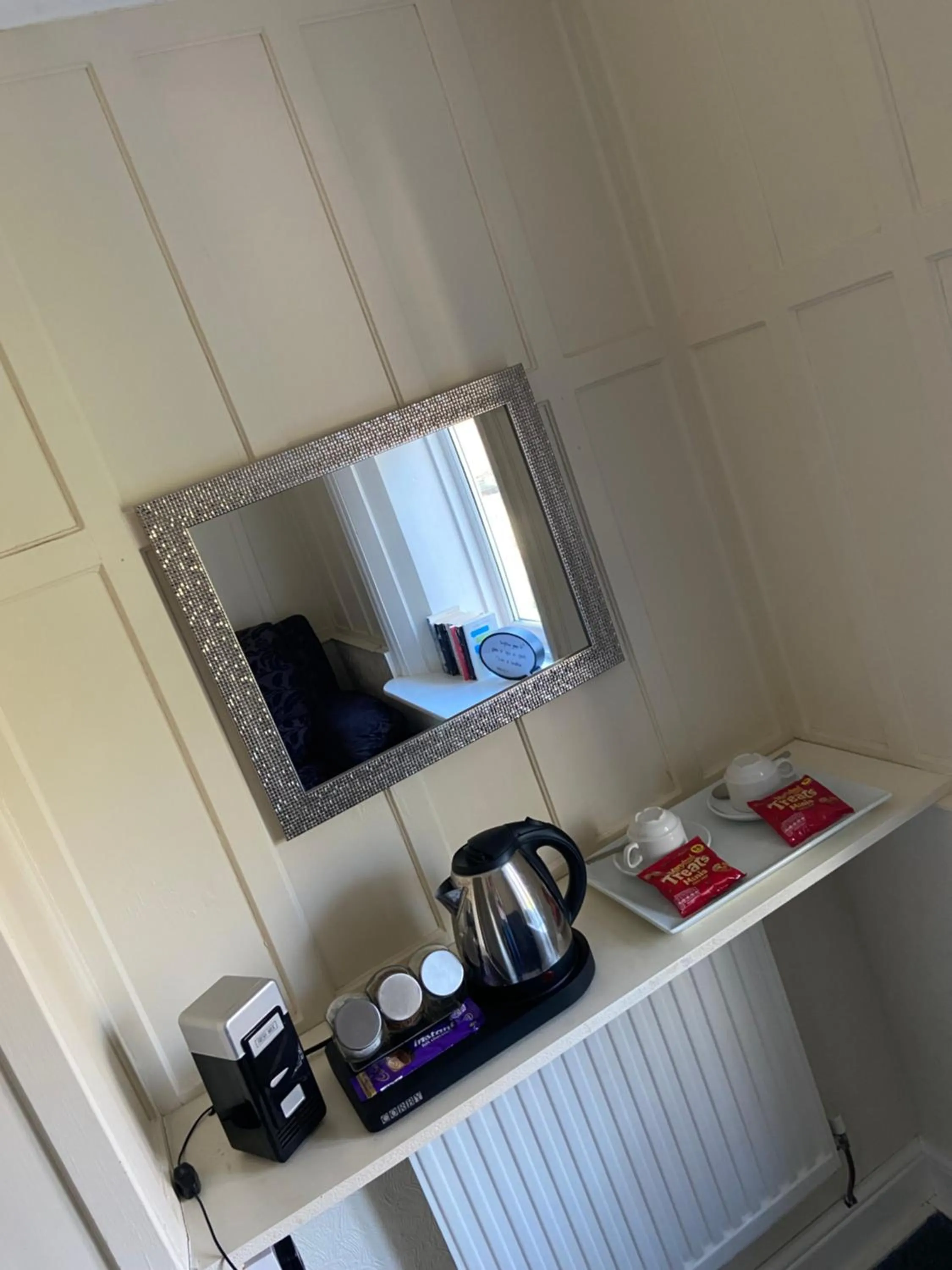 Drinks in Nettleton Country House