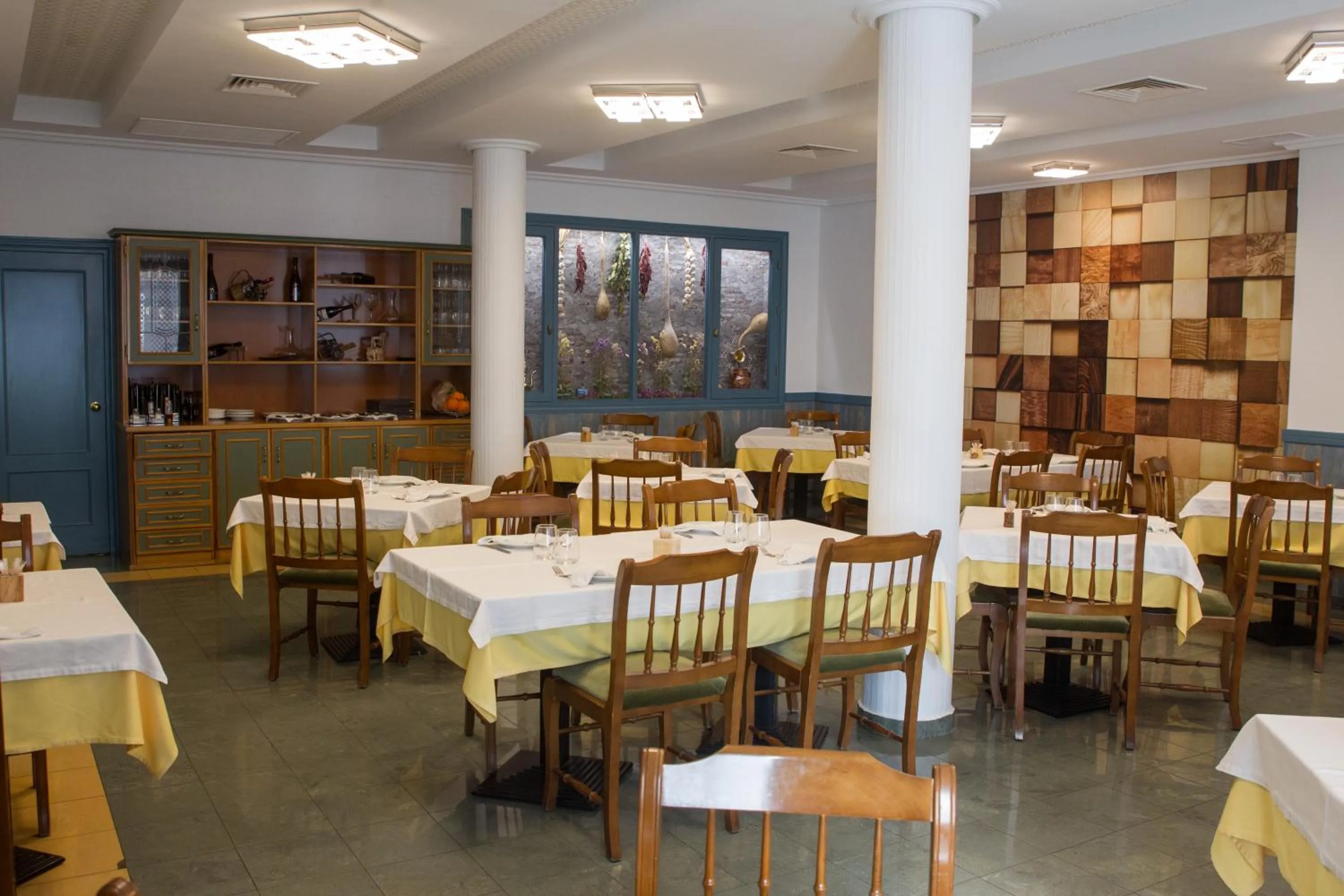 Restaurant/places to eat in Hostal La Palmera