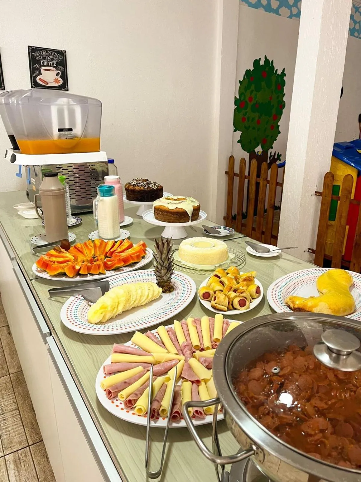 Buffet breakfast in Pousada Loft Praia dos Anjos