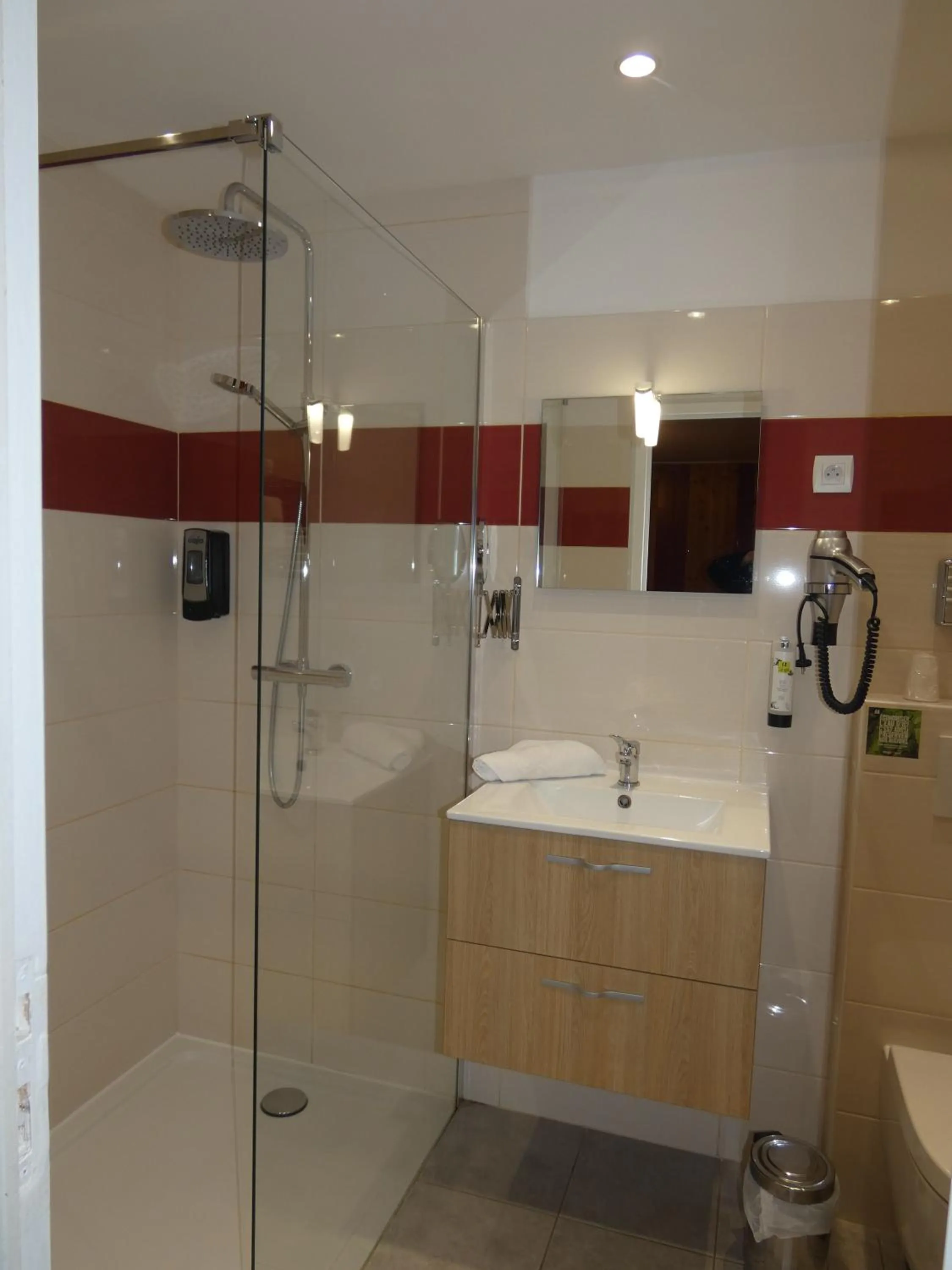 Bathroom in Logis Hôtel Restaurant Auberge Saint Martin