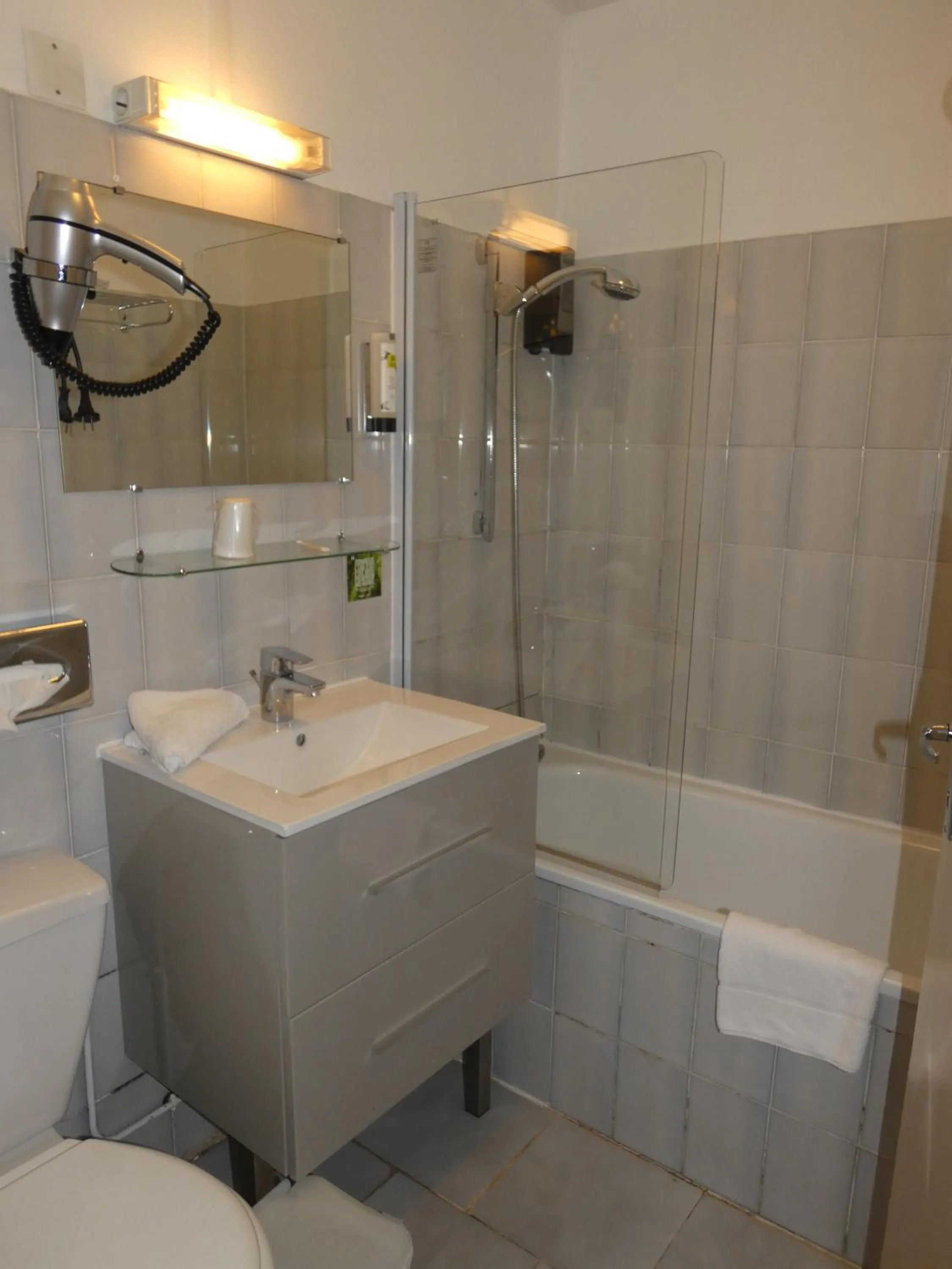 Bathroom in Logis Hôtel Restaurant Auberge Saint Martin