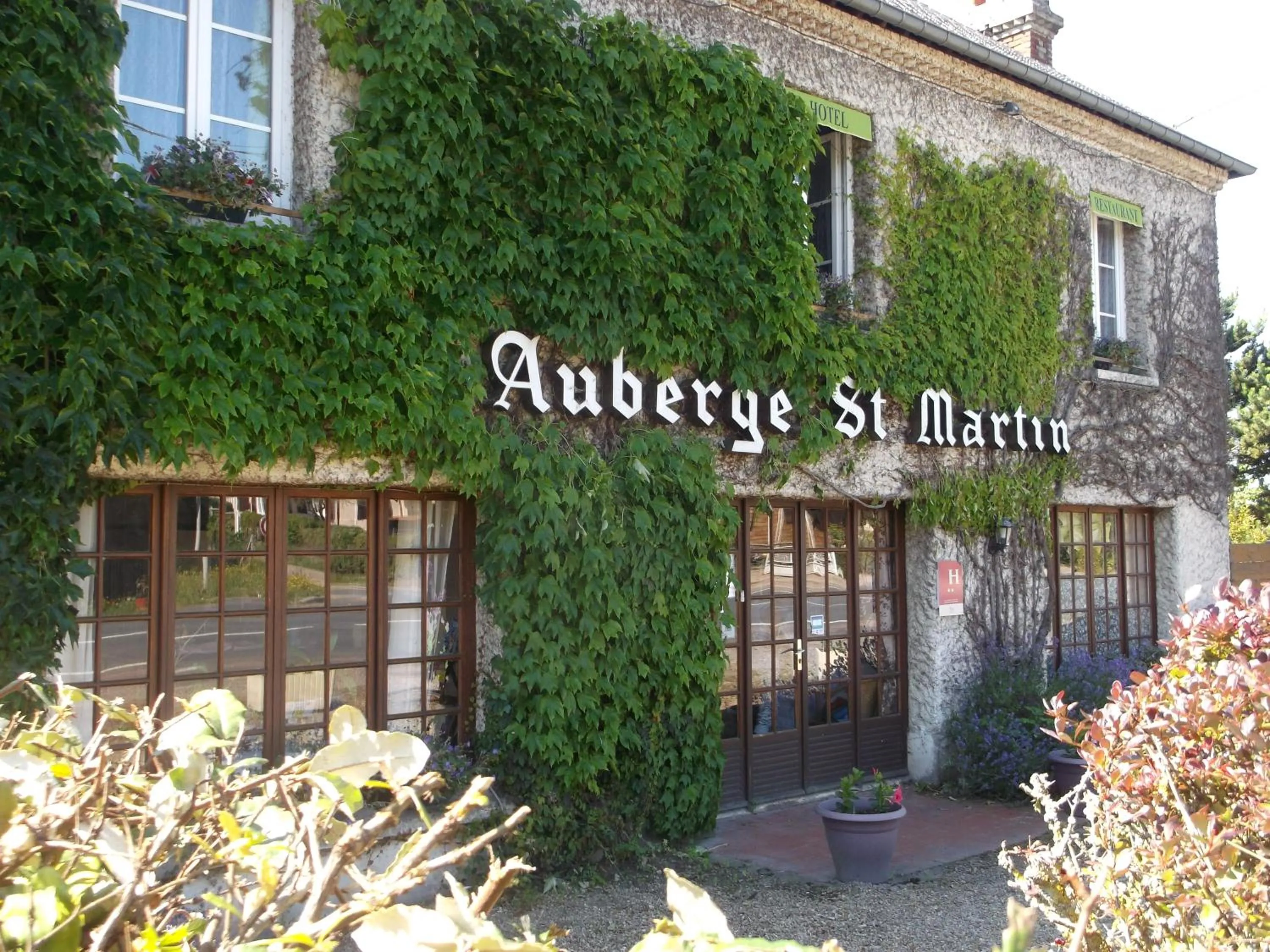 Facade/entrance in Logis Hôtel Restaurant Auberge Saint Martin