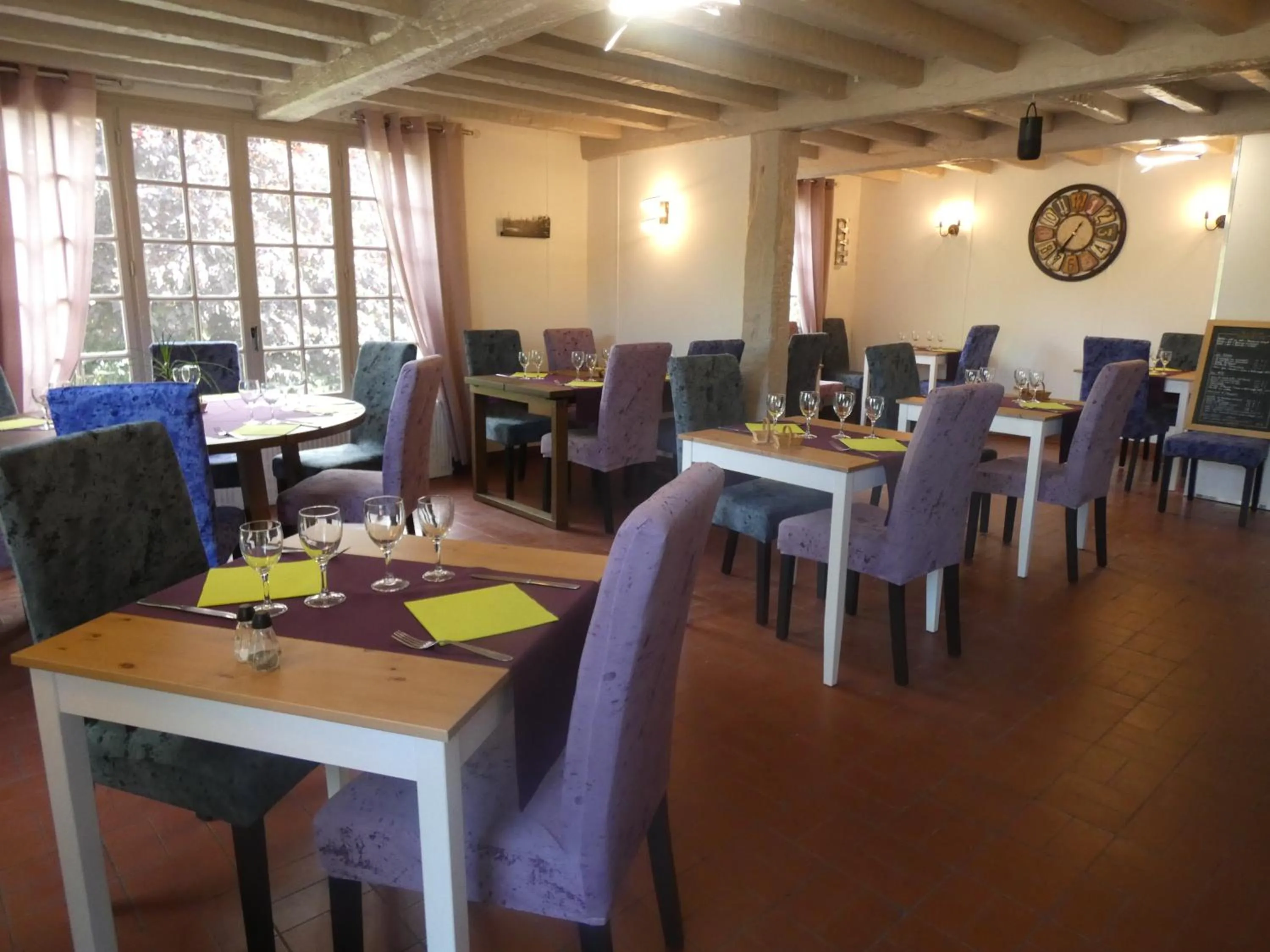 Property building in Logis Hôtel Restaurant Auberge Saint Martin