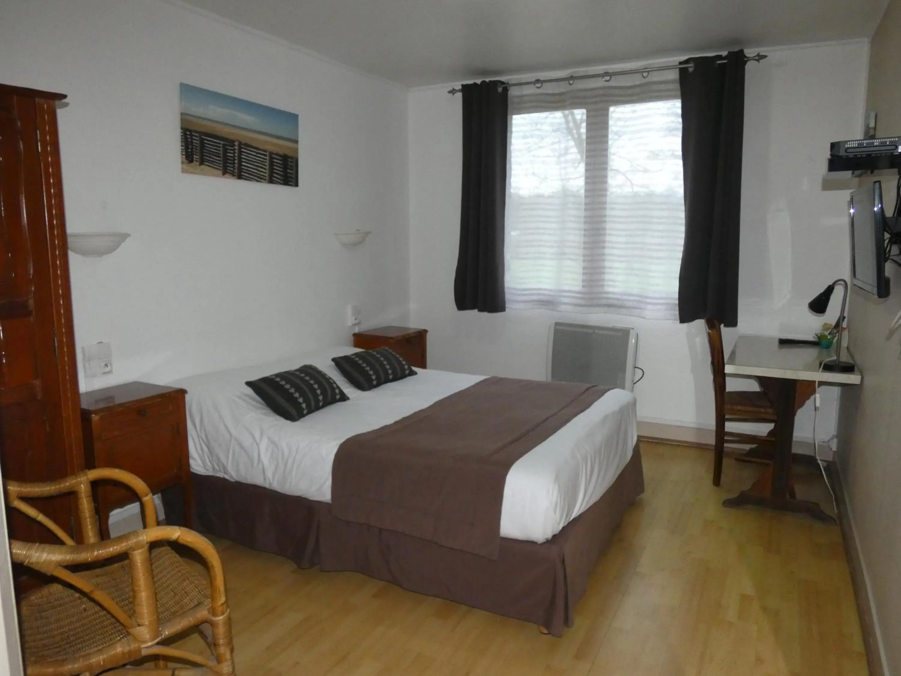 Photo of the whole room, Bed in Logis Hôtel Restaurant Auberge Saint Martin