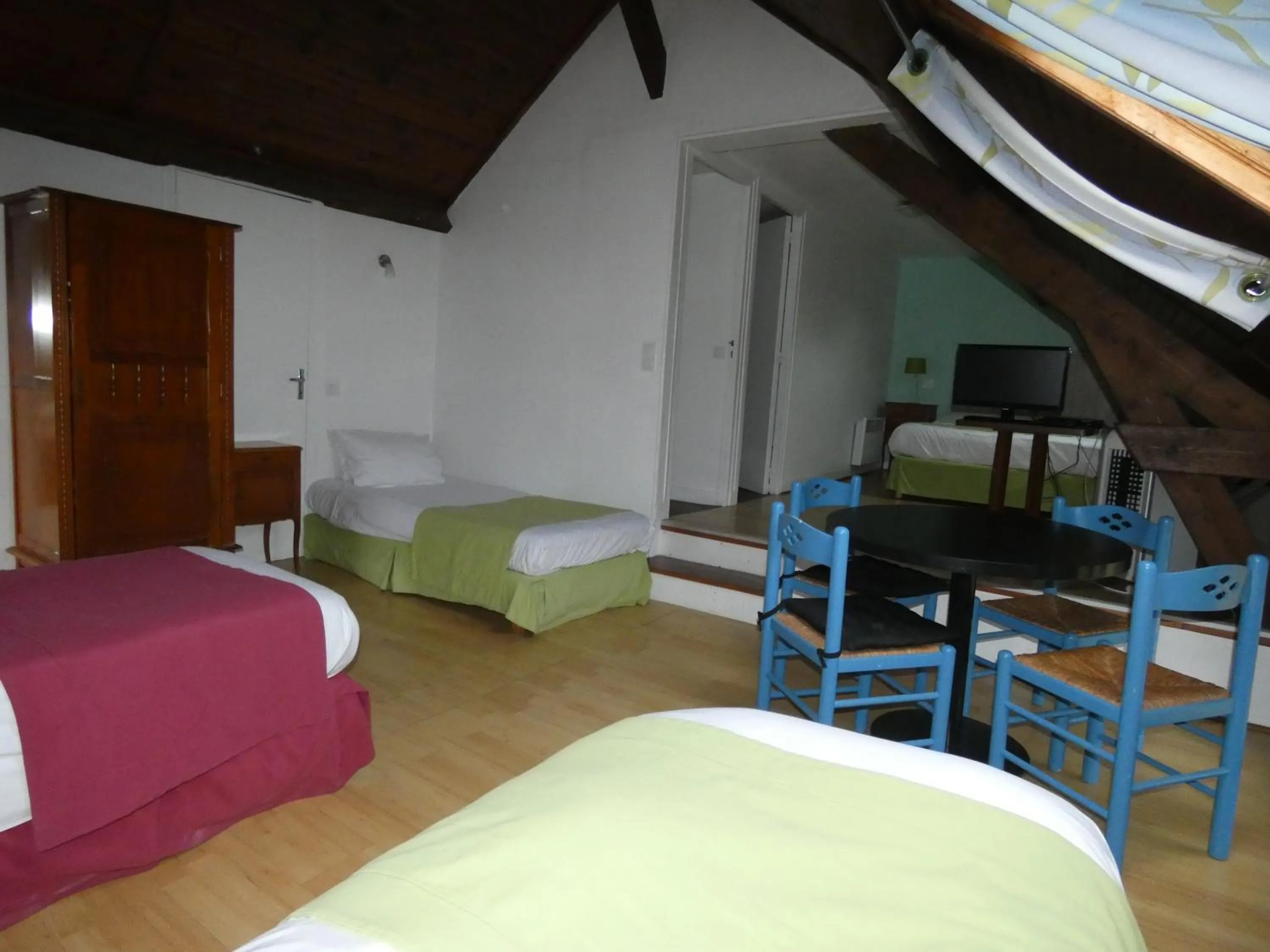 Bed in Logis Hôtel Restaurant Auberge Saint Martin