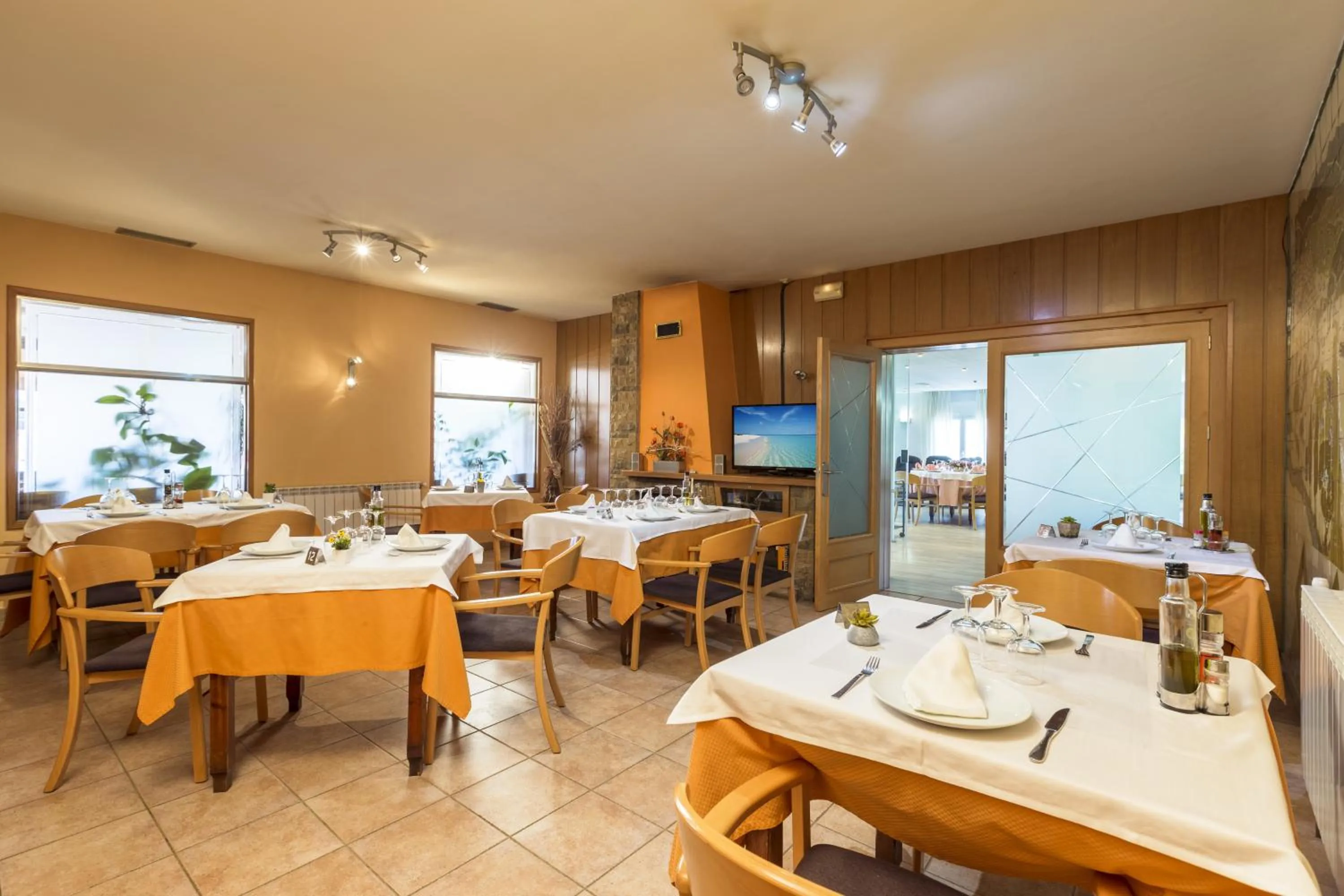 Restaurant/places to eat in Hotel Sausa