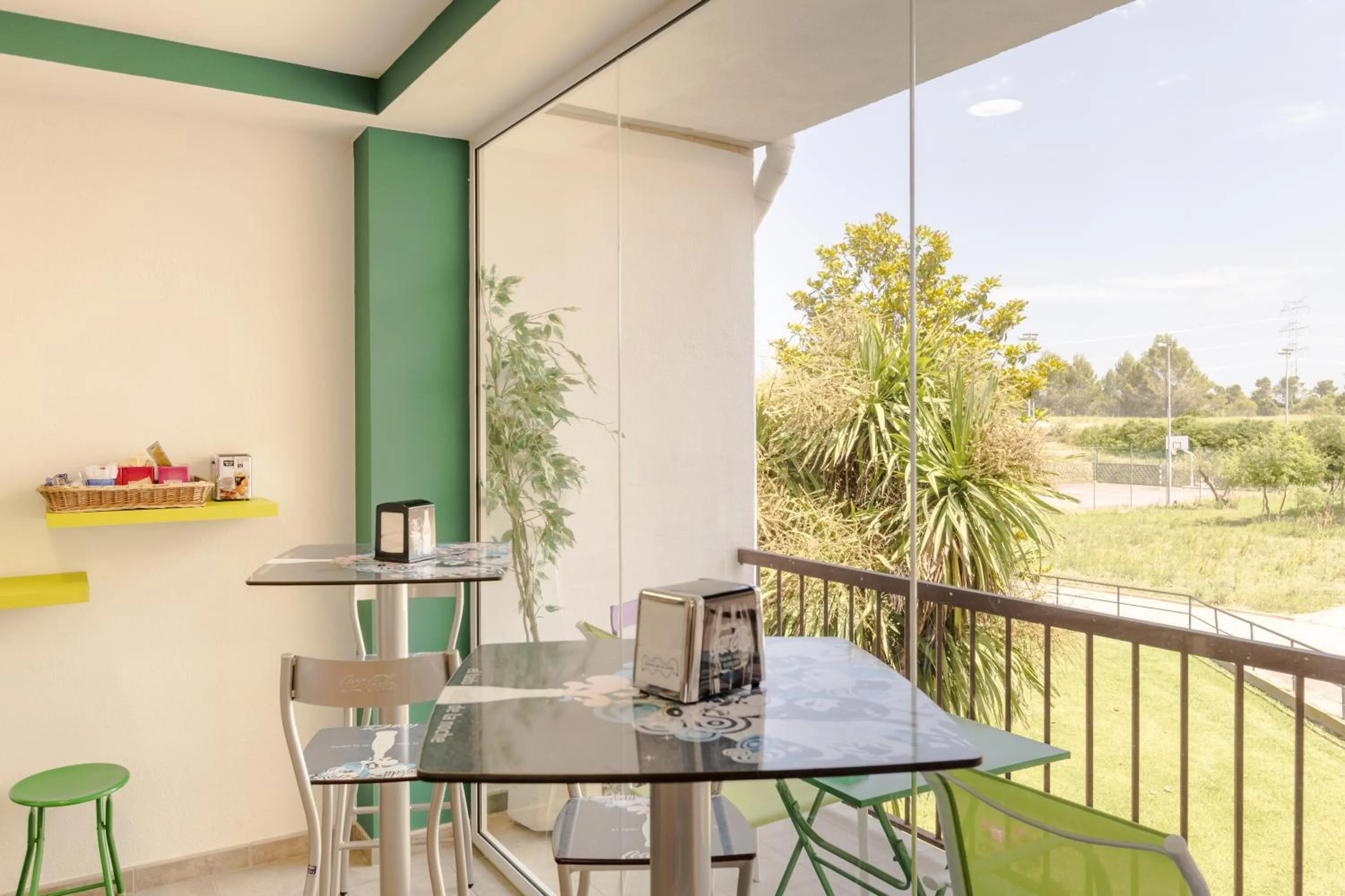 Restaurant/places to eat in Hotel Sausa