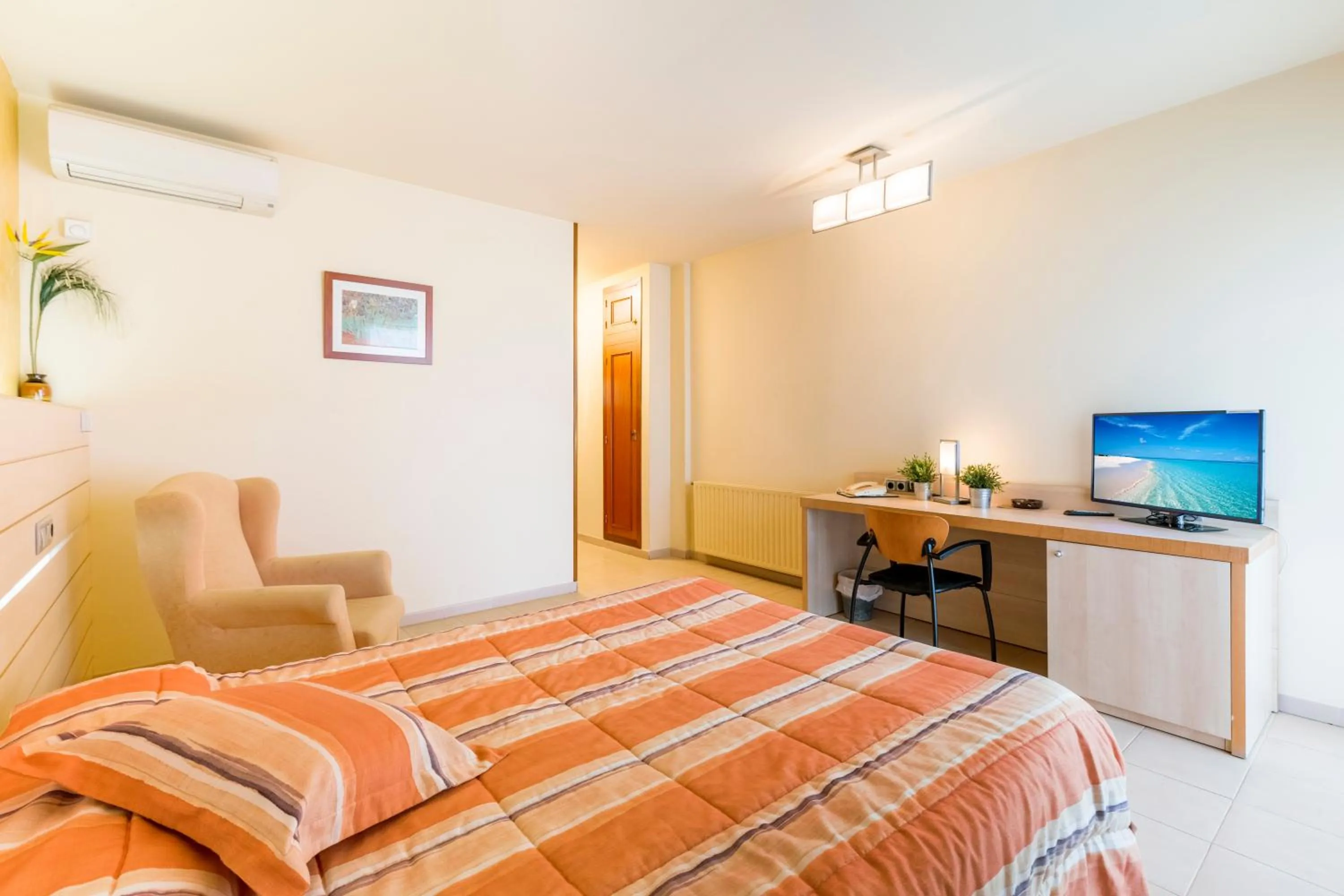 Photo of the whole room, Bed in Hotel Sausa