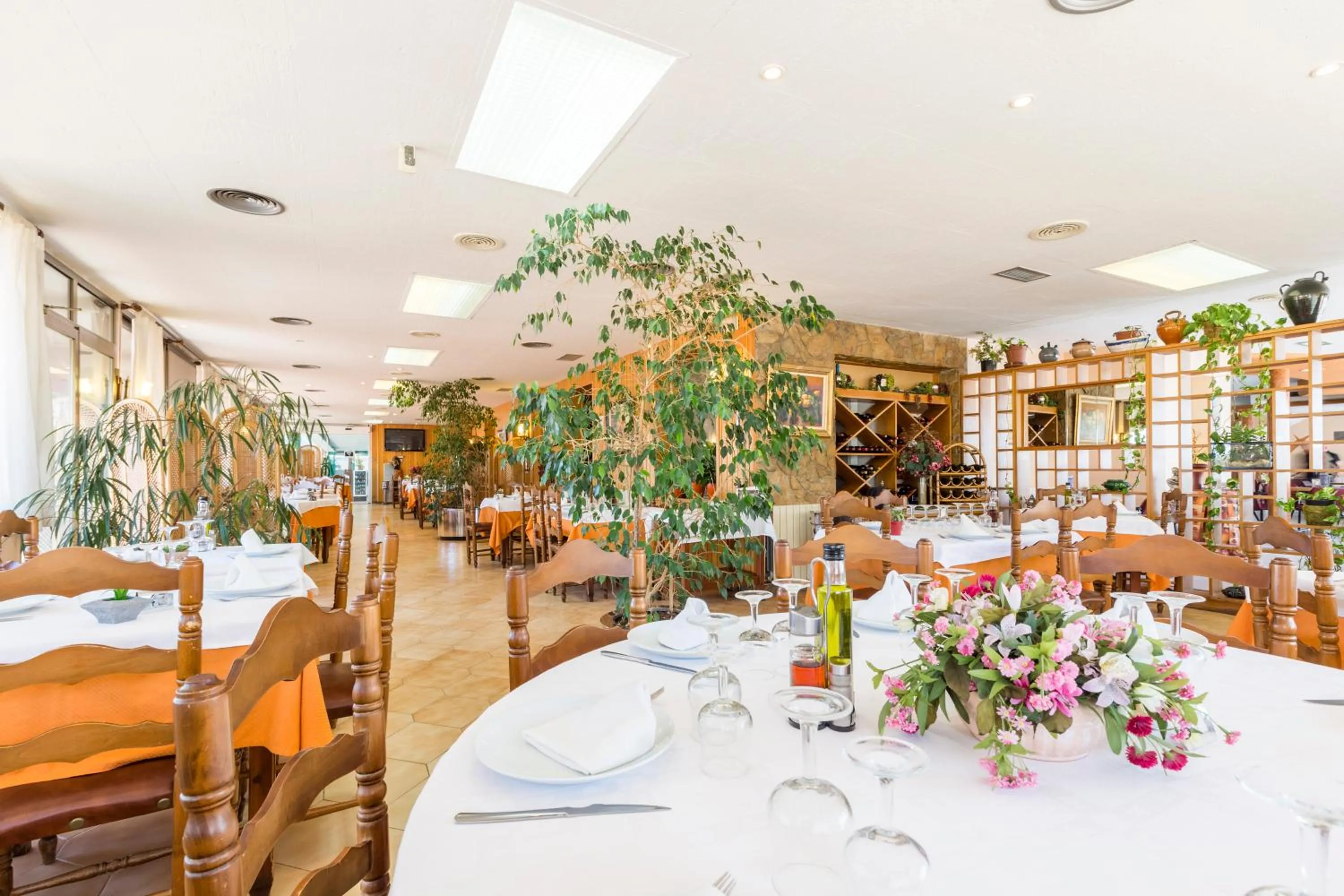 Restaurant/places to eat in Hotel Sausa