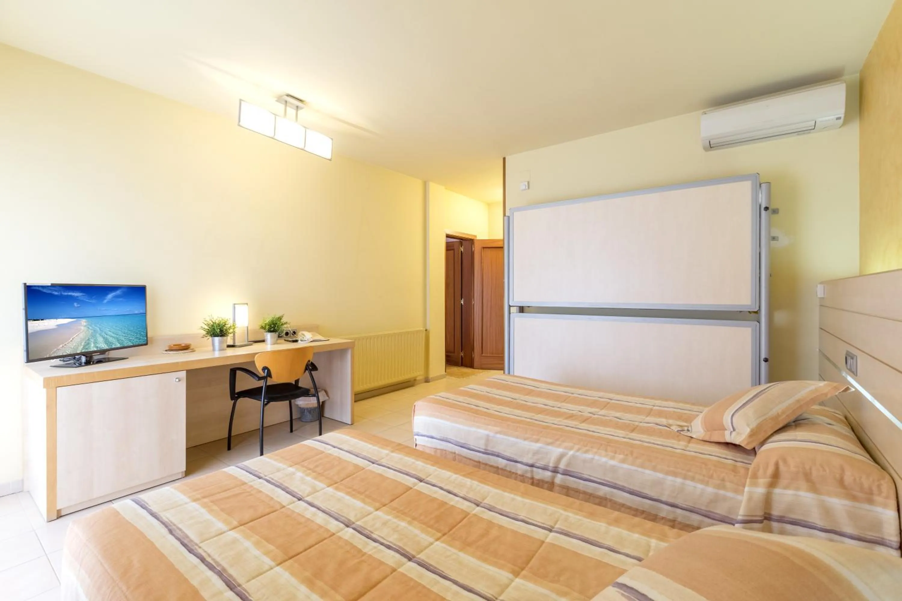 Photo of the whole room, Bed in Hotel Sausa