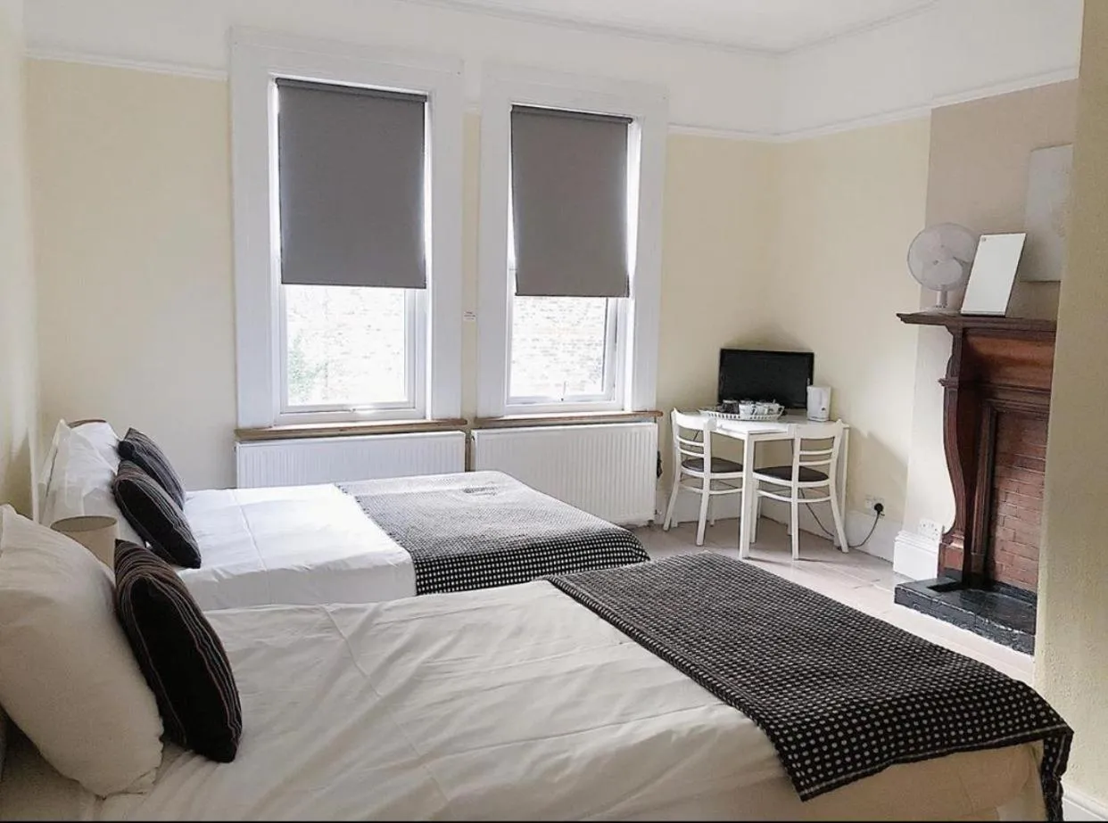 Bedroom, Bed in Caspian Hotel