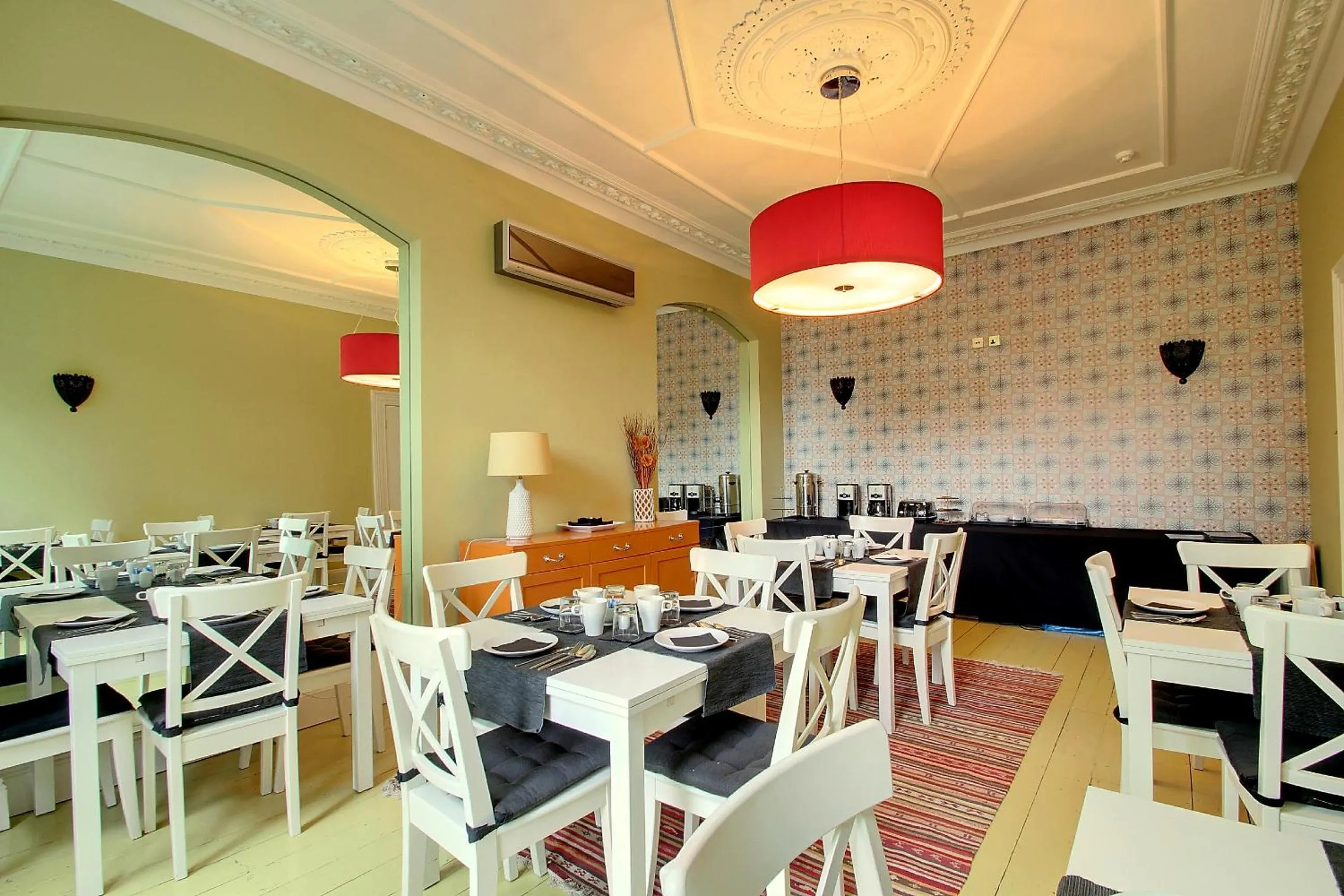 Restaurant/places to eat in Caspian Hotel