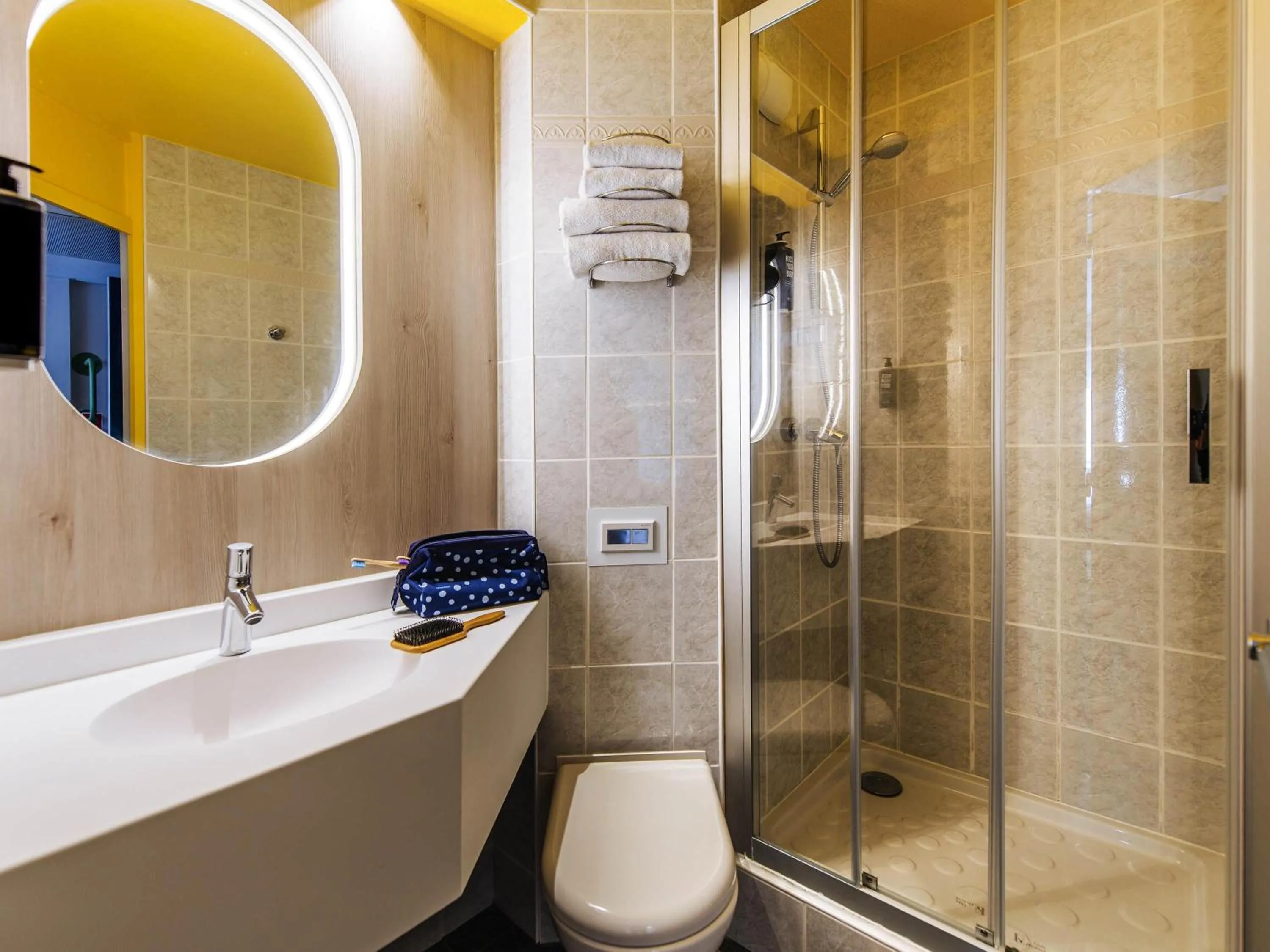 Bedroom in ibis Styles Antibes