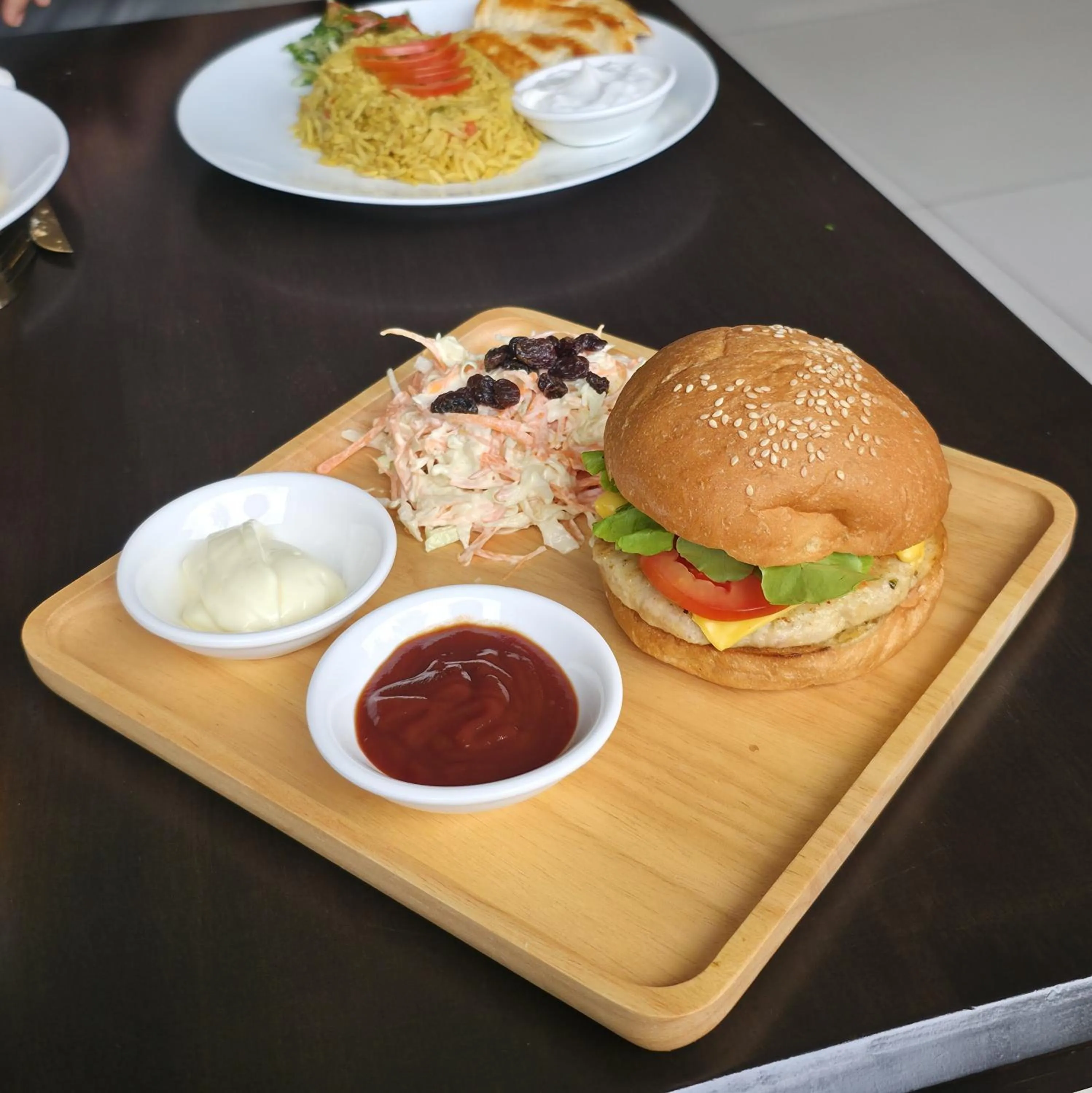 Restaurant/places to eat in Boss Suites Nana Hotel