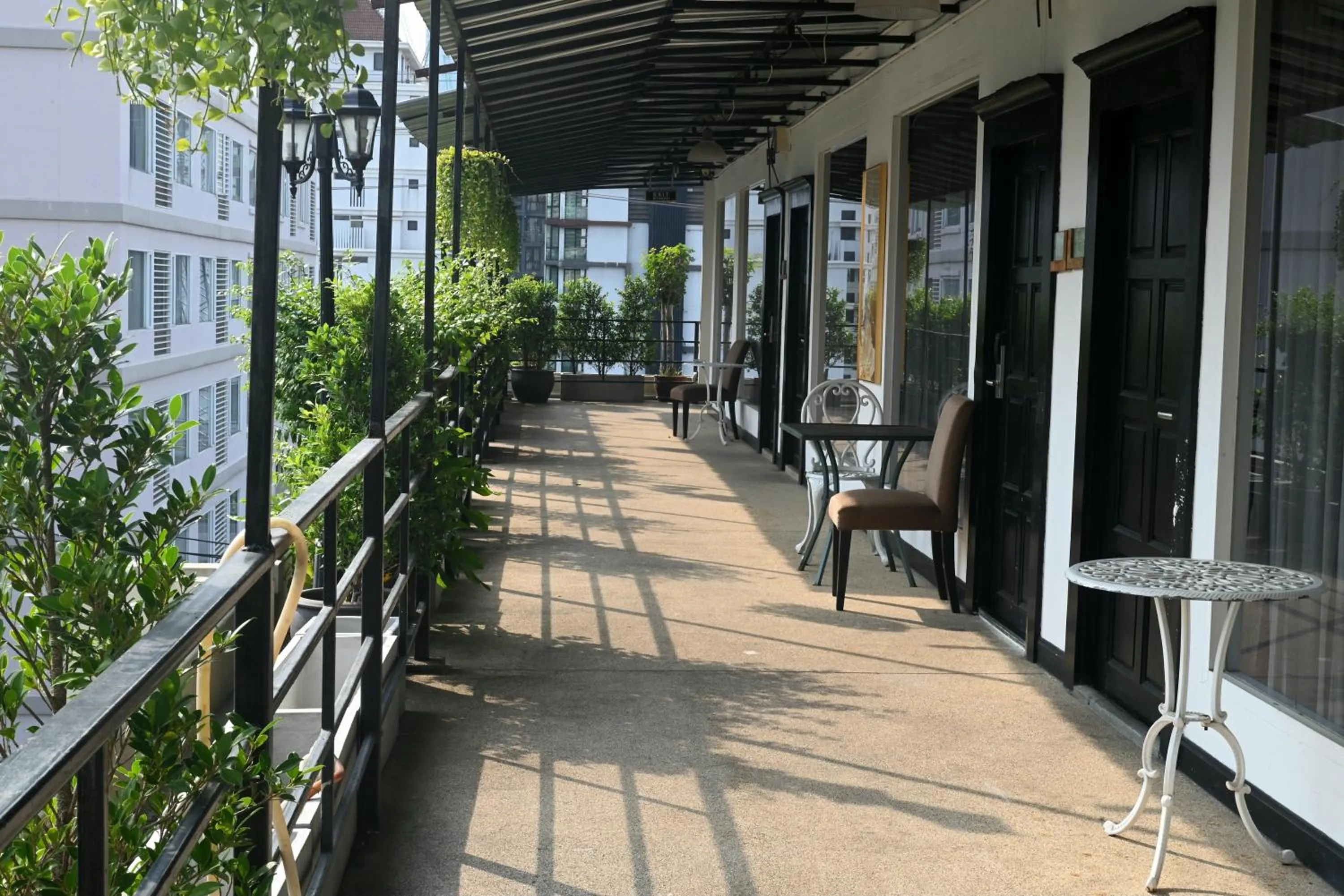 Patio in Boss Suites Nana Hotel