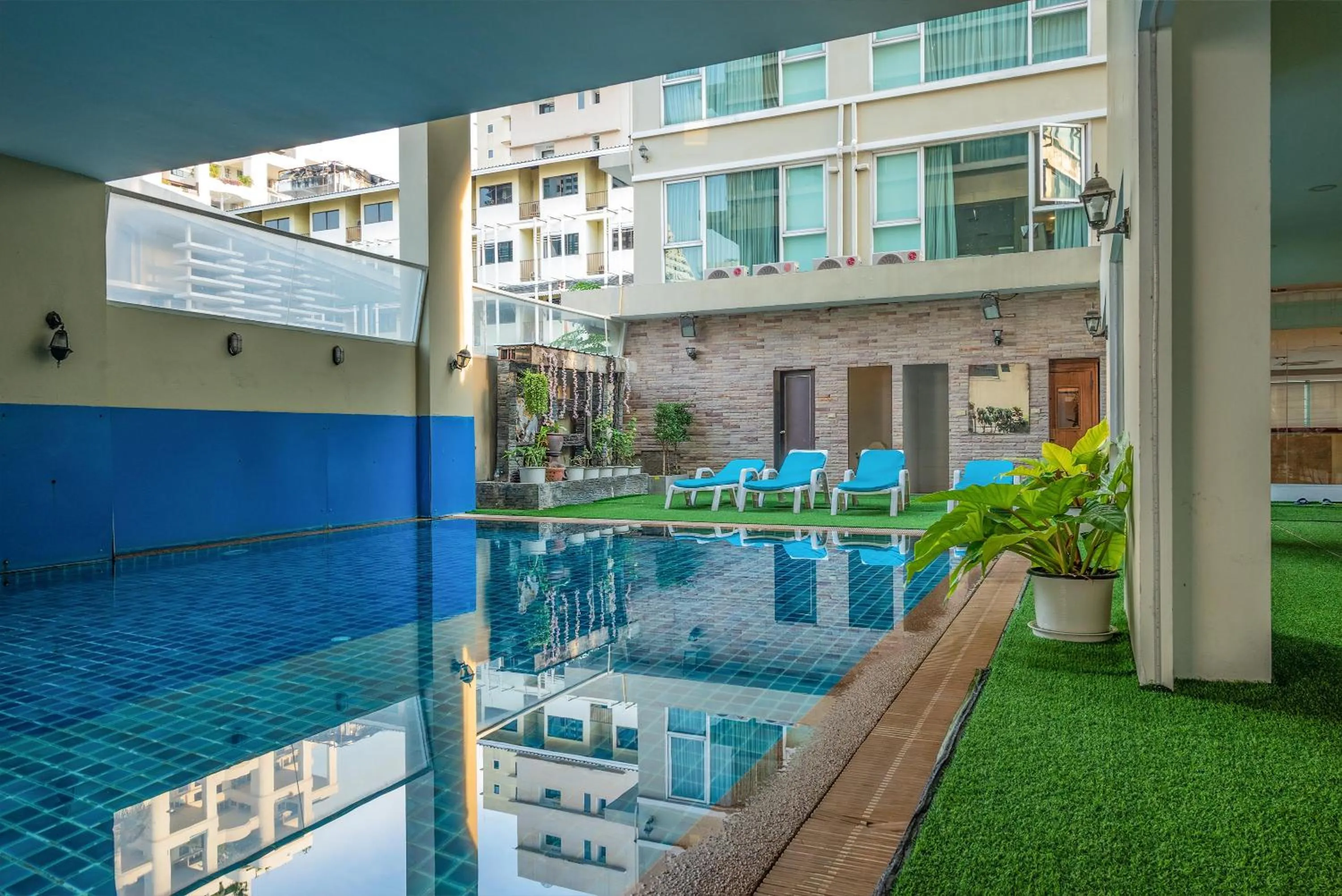 Day in Boss Suites Nana Hotel