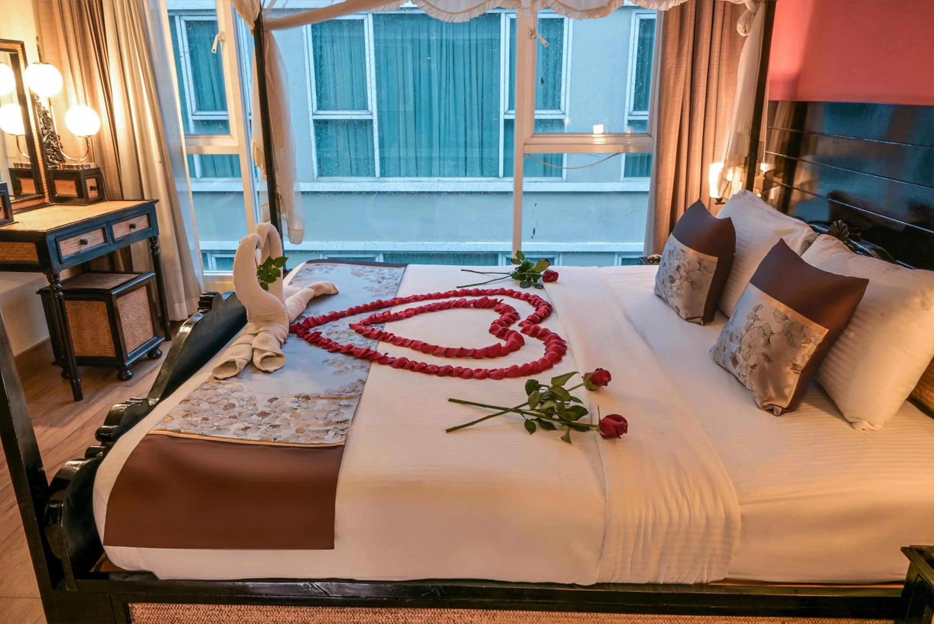 Bed in Boss Suites Nana Hotel