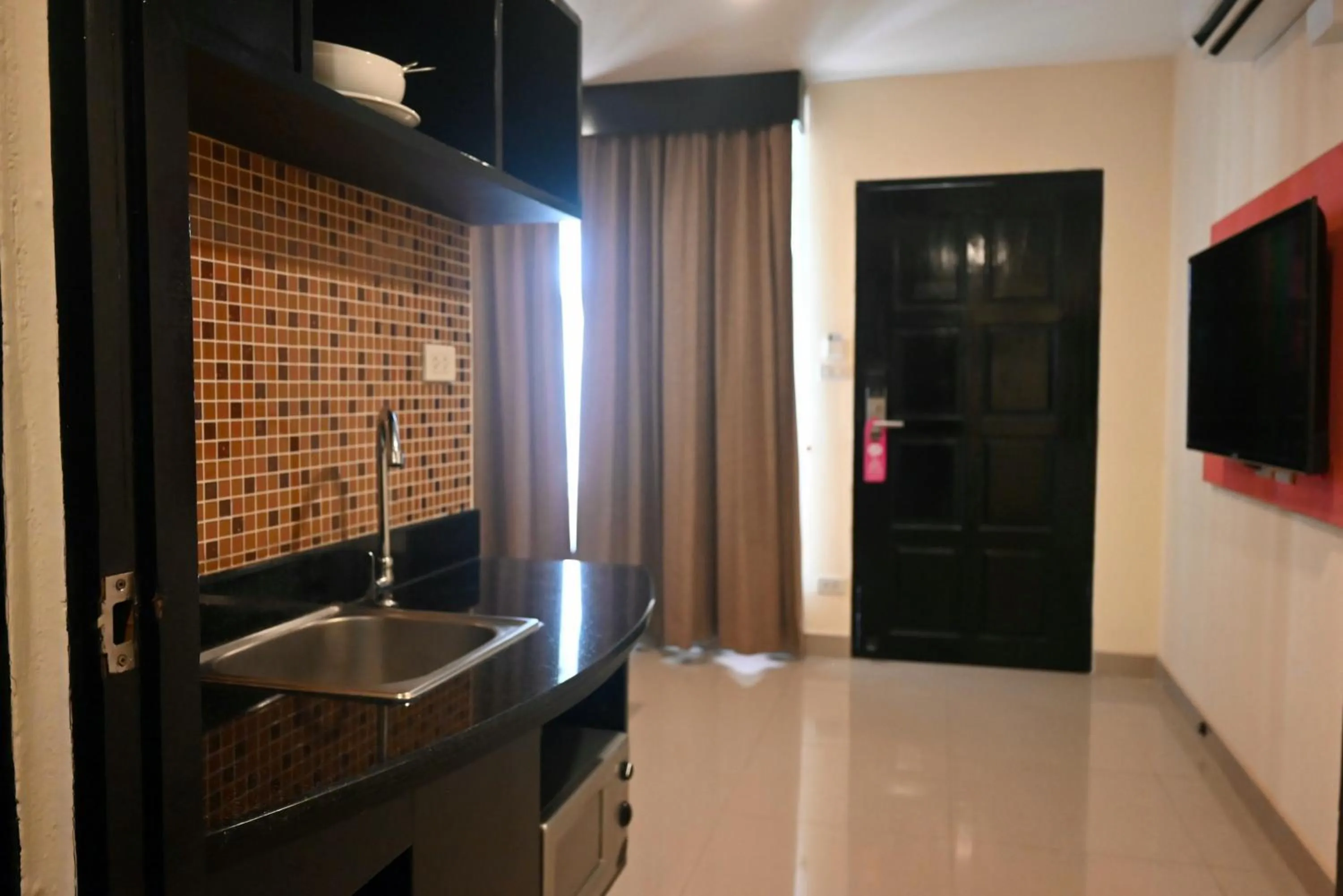 TV and multimedia in Boss Suites Nana Hotel