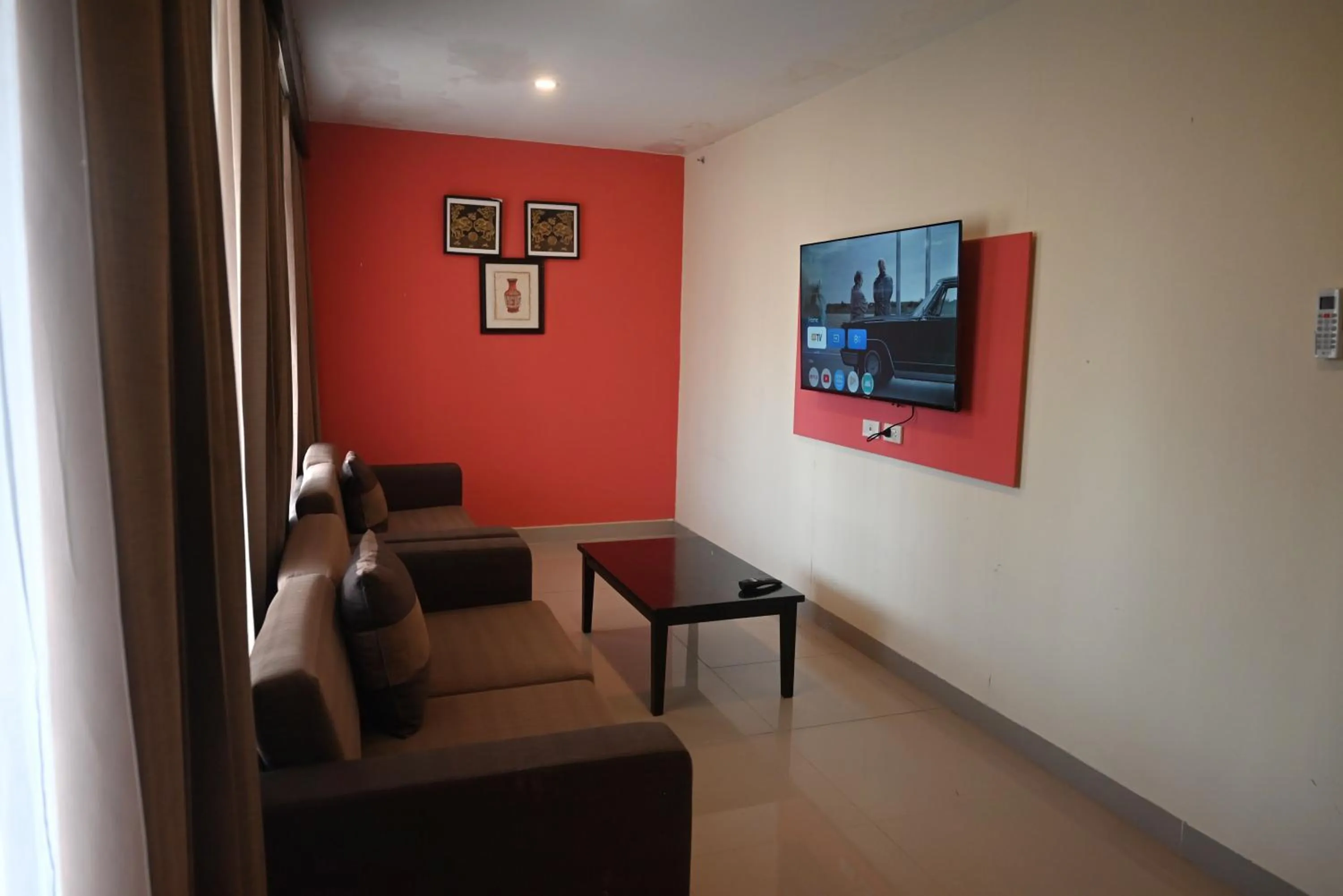 TV and multimedia in Boss Suites Nana Hotel